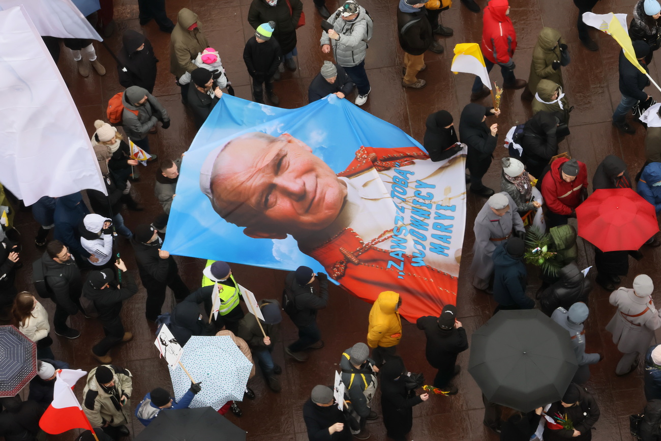 Des milliers de manifestants ont défilé le 2 avril 2023 dans les villes de Pologne pour défendre la figure de Jean Paul II | © KEYSTONE/AVALON/Jerzy Dabrowski b55 / Avalon