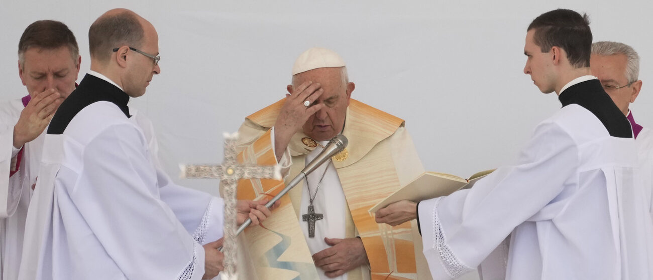 Le pape François à la messe célébrée sur la place Kossuth Lajos, à Budapest, le 30 avril 2023 | © AP Photo/Andrew Medichini/Keystone