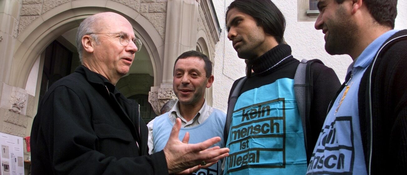 Mgr Jacques Gaillot (1935-2023) était un ardent défenseur des exclus de la société | ici avec des sans papiers à Berne en 2001 © KEYSTONE/Alessandro della Valle