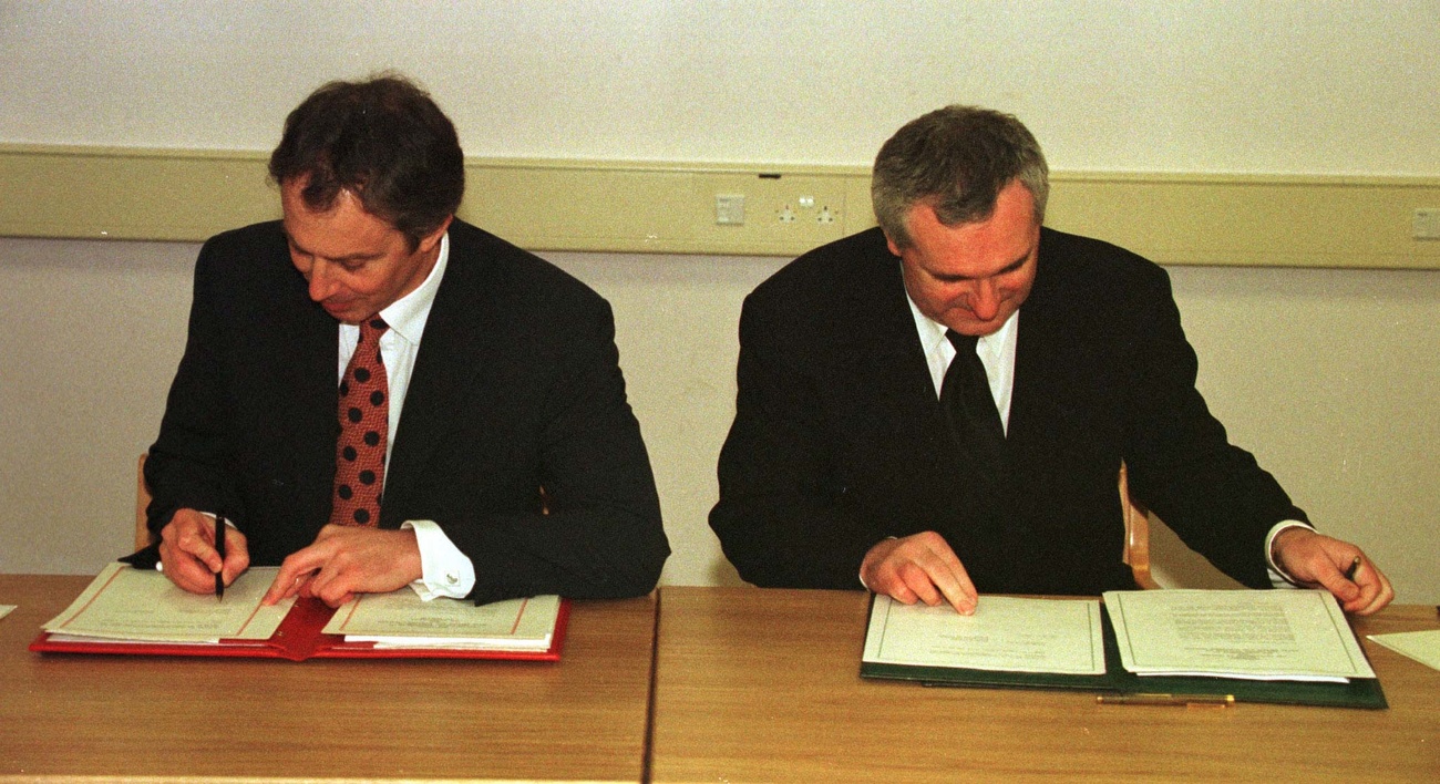 Le Premier ministre britannique Tony Blair, à gauche, et le Premier ministre irlandais Bertie Ahern signent l'accord de paix historique à Belfast le vendredi 10 avril 1998.| © KEYSTONE/AP Photo/Dan Chung