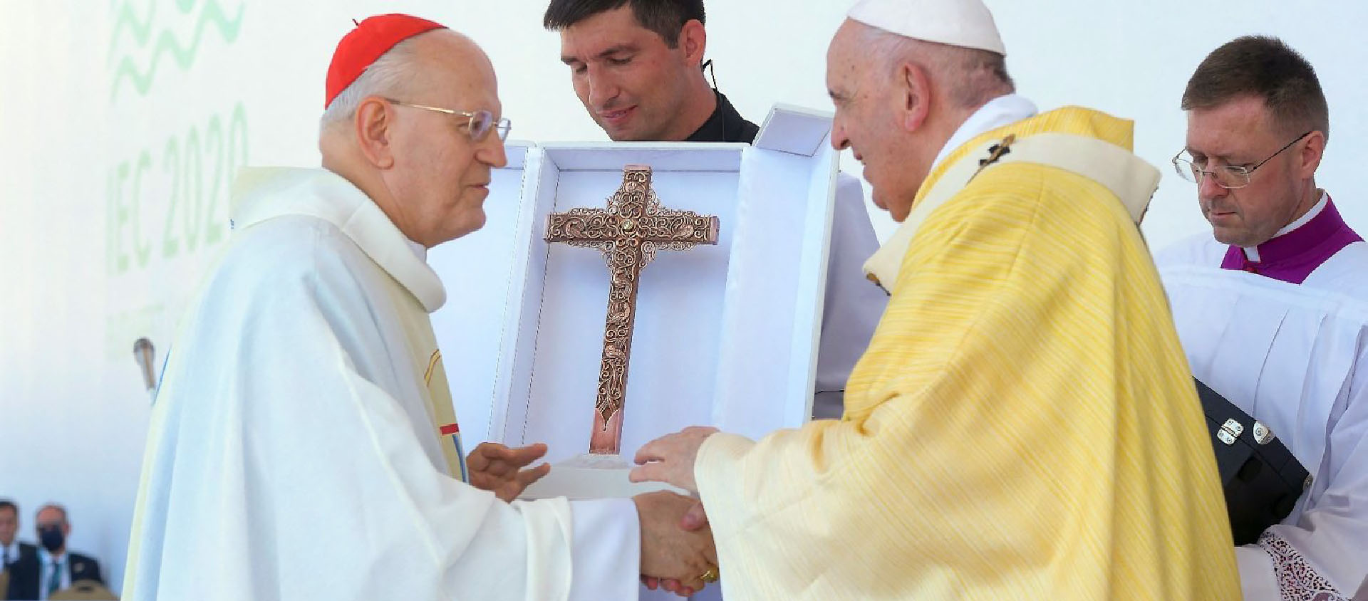 Le pape François salue le cardinal Péter Erdő lors de la grande messe en plein air à Budapest, le 13 septembre 2021 | © Vatican media