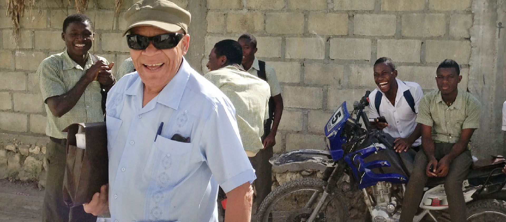 Jean Claude François avec des élèves de l'école secondaire de Bethesda (Hinche, 2015) | © Patrick Bittar