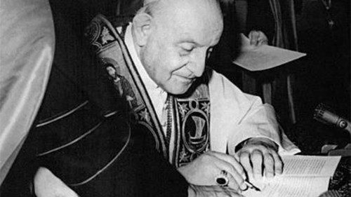 Le pape Jean XXIII signe l'encyclique 'Pacem in terris' en 1963 | DR