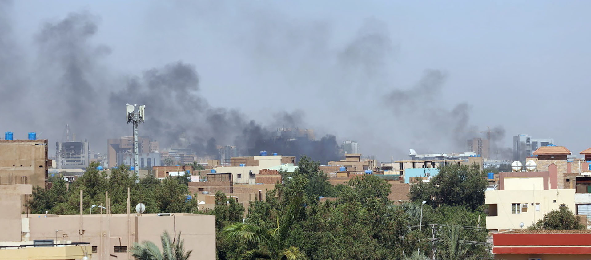 La fumée s'élève au-dessus de la ville pendant les combats entre l'armée soudanaise et les paramilitaires des Forces de soutien rapide (RSF) à Khartoum, au Soudan, le 19 avril 2023 | © Keystone/EPA