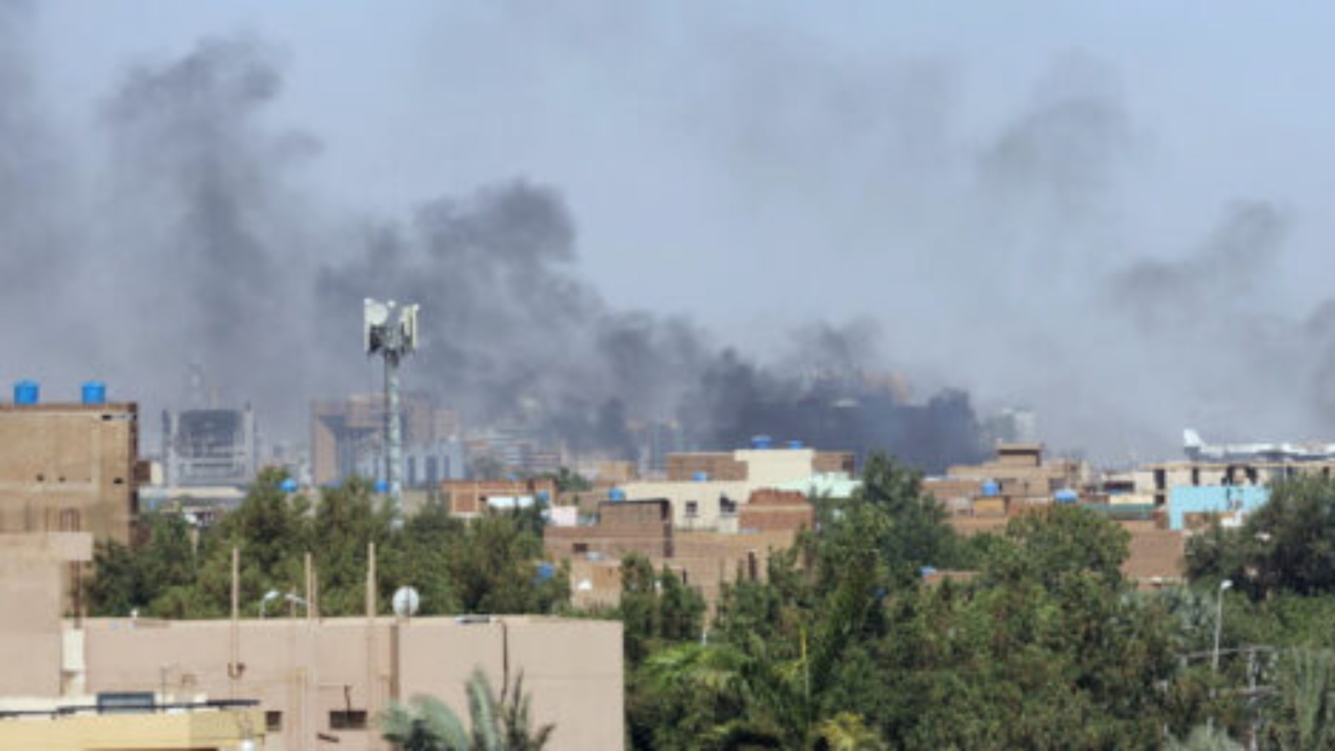 La capitale soudanaise Khartoum toujours en proie aux combats fratricides entre l'armée soudanaise et les paramilitaires des Forces de soutien rapide (FSR) le 23 avril 2023 | © Keystone/EPA 
