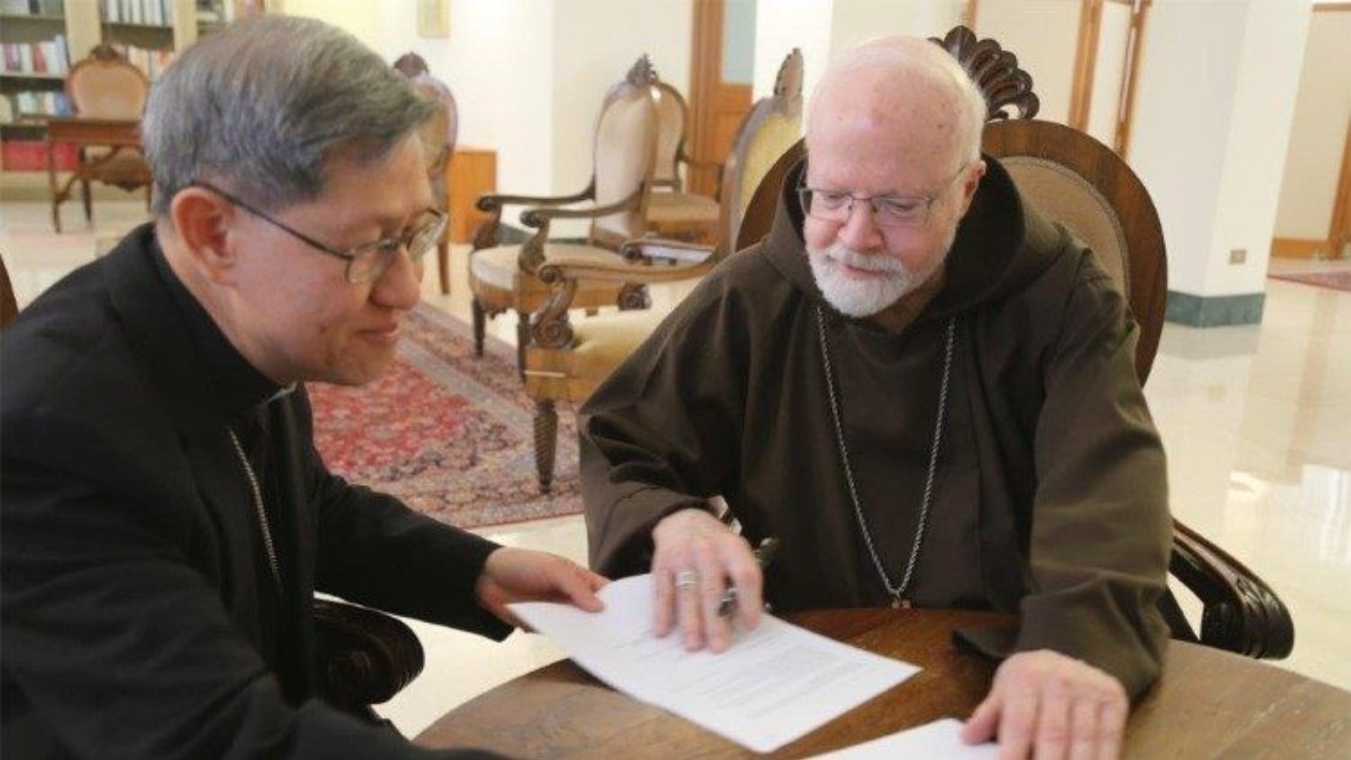 Les cardinaux O'Malley et Tagle signent l'accord sur la prévention des abus envers les personnes les plus fragiles | © Vatican Media