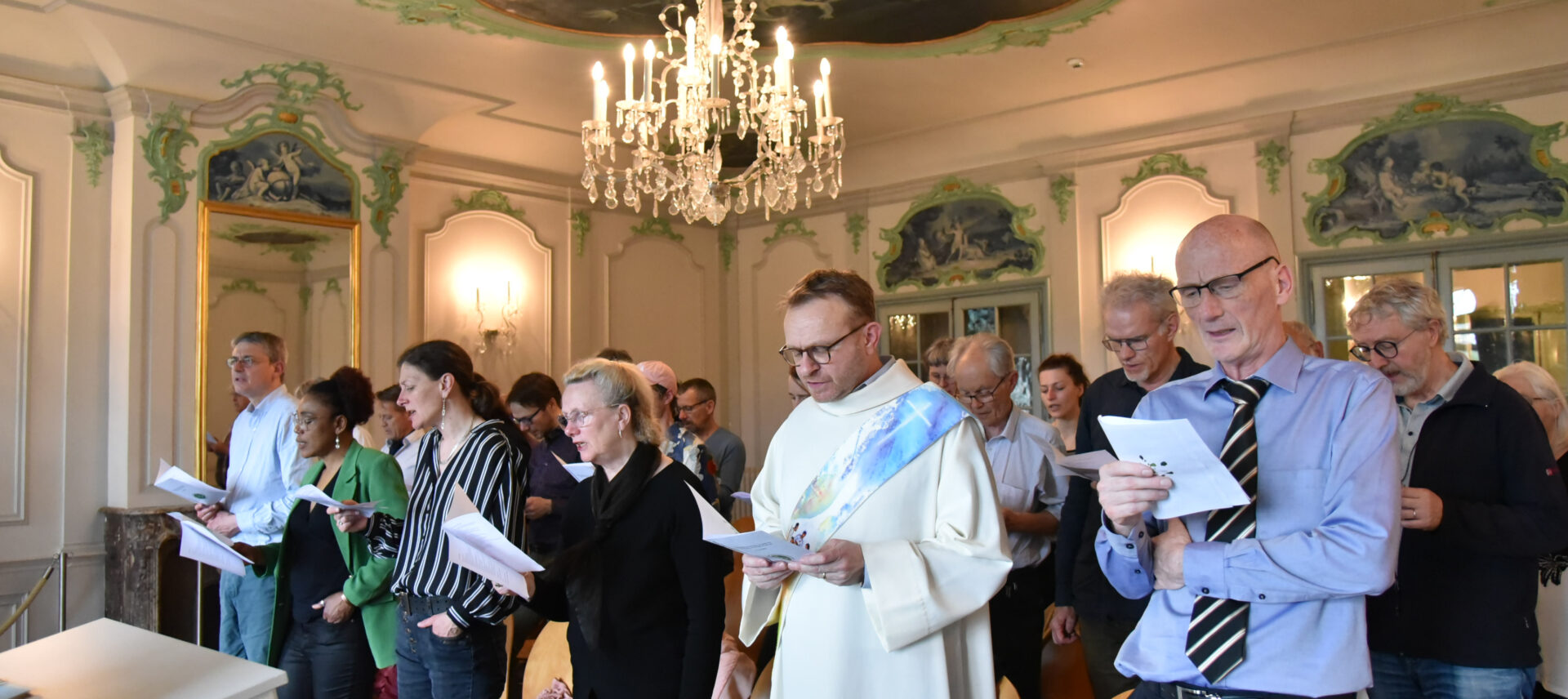 Les participants à la remise du "diplôme Coq Vert" ont chanté les louanges du Seigneur et de la Création | © Raphaël Zbinden