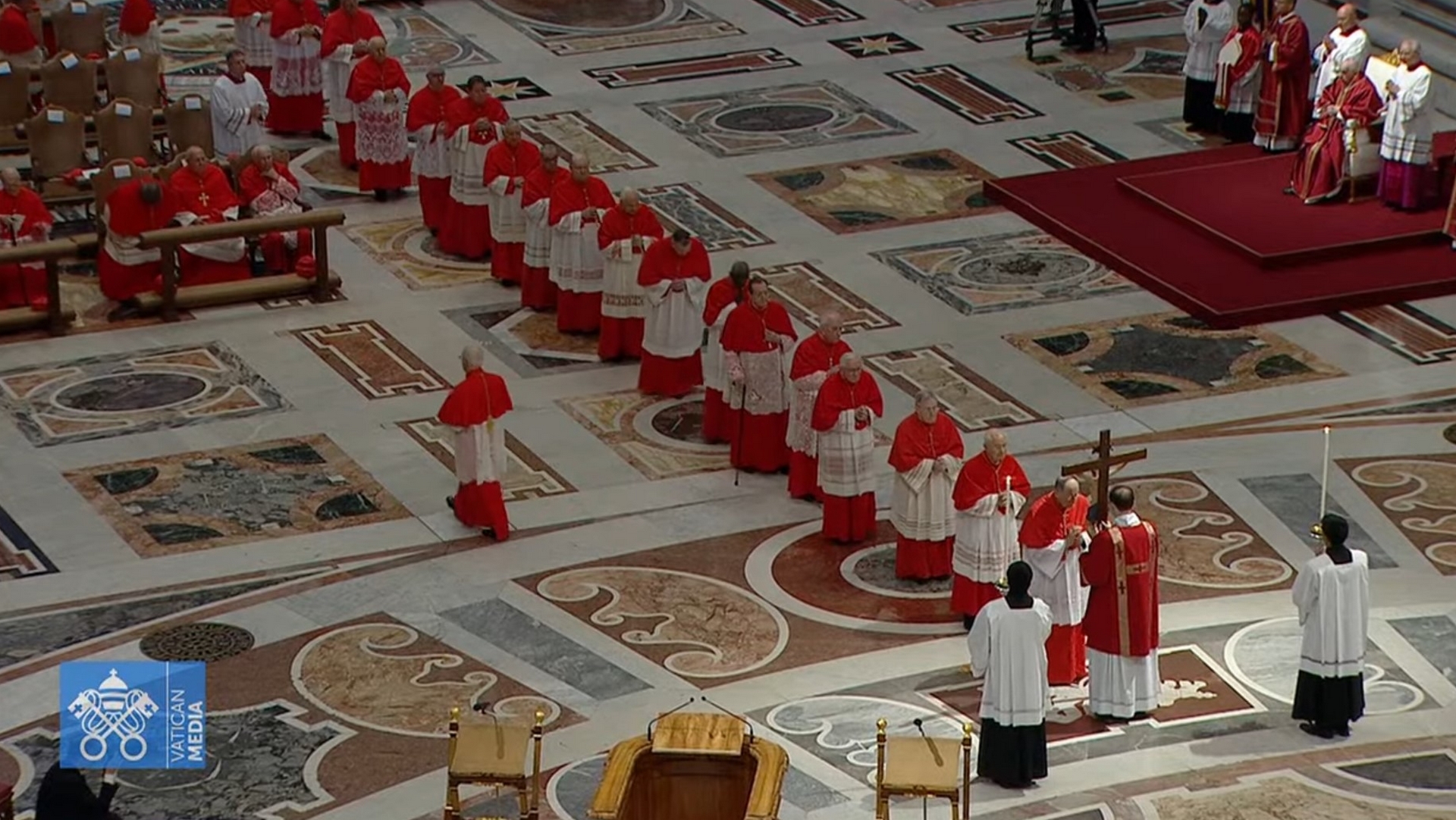 Les cardinaux vénèrent la croix |  © Vatican media