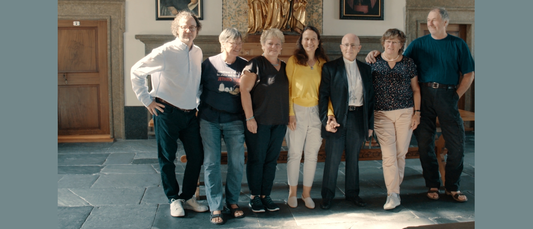 Les six enfants du prêtre catholique Anton Ebnöther entourent l'évêque de Coire, Mgr Bonnemain | © Flimbringer