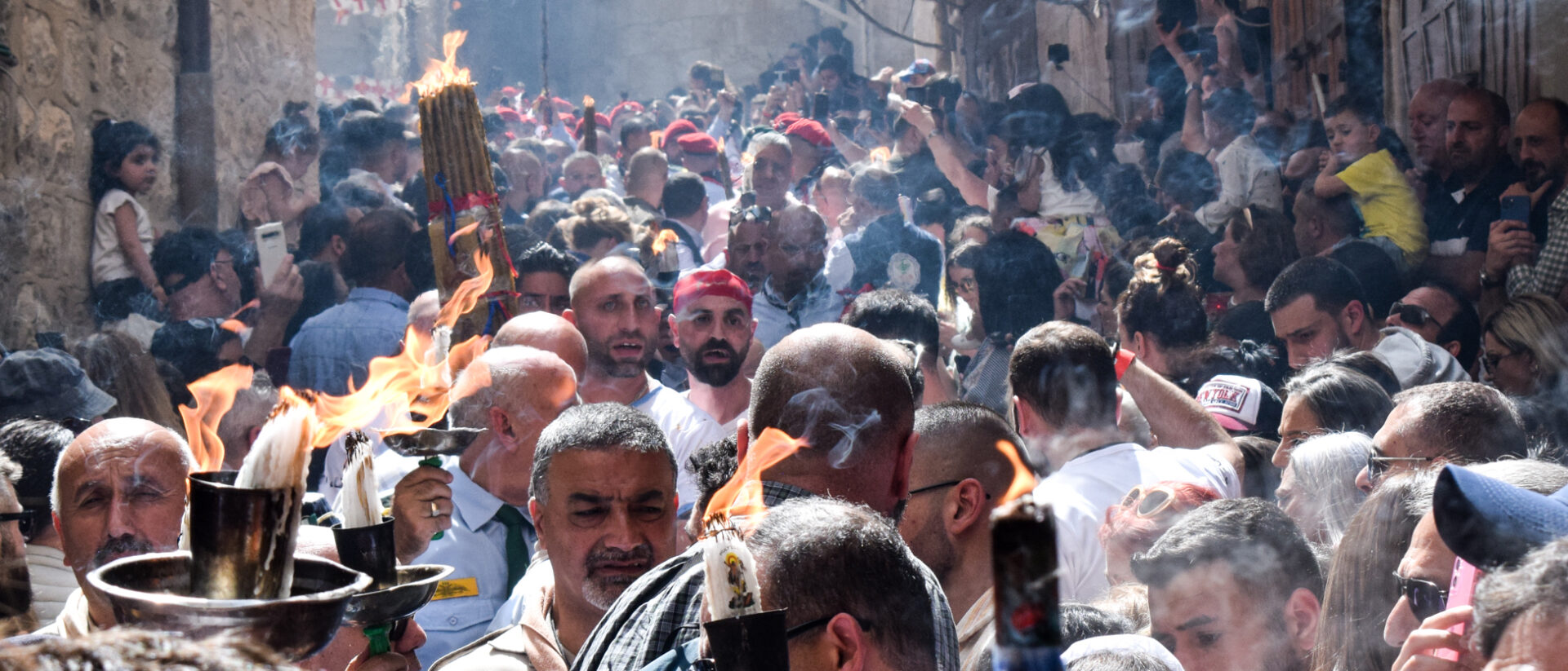 Le Feu Sacré se répand dans les rues bondées du quartier chrétien de Jérusalem lors du “Samedi de la Lumière”, en avril 2022 | © Clémence Levant