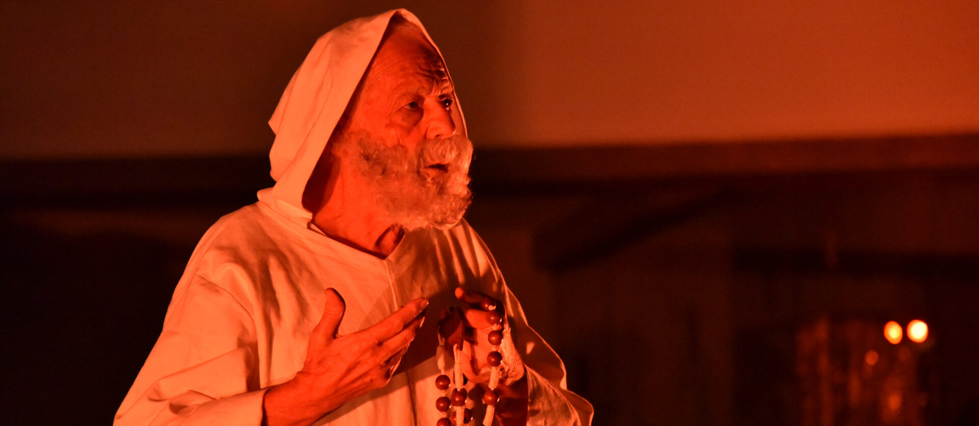 L'acteur Jean Winiger incarne saint Charles de Foucauld dans la pièce "La lumière du désert" | © Raphaël Zbinden