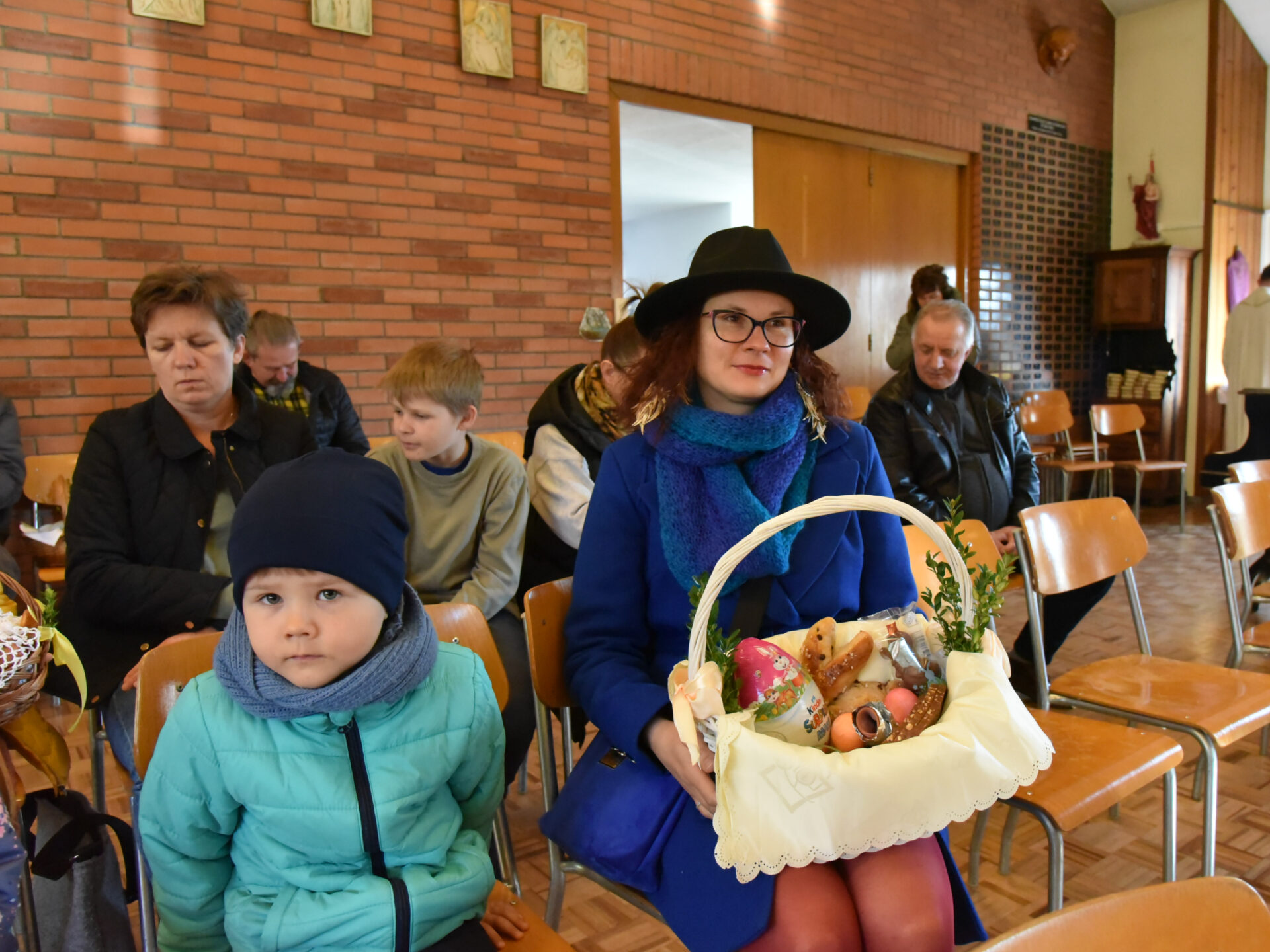 Des enfants avec leur parents sont venus faire bénir des paniers de victuailles | Mission catholique polonaise à Marly, le 8 avril 2023 | © Raphaël Zbinden