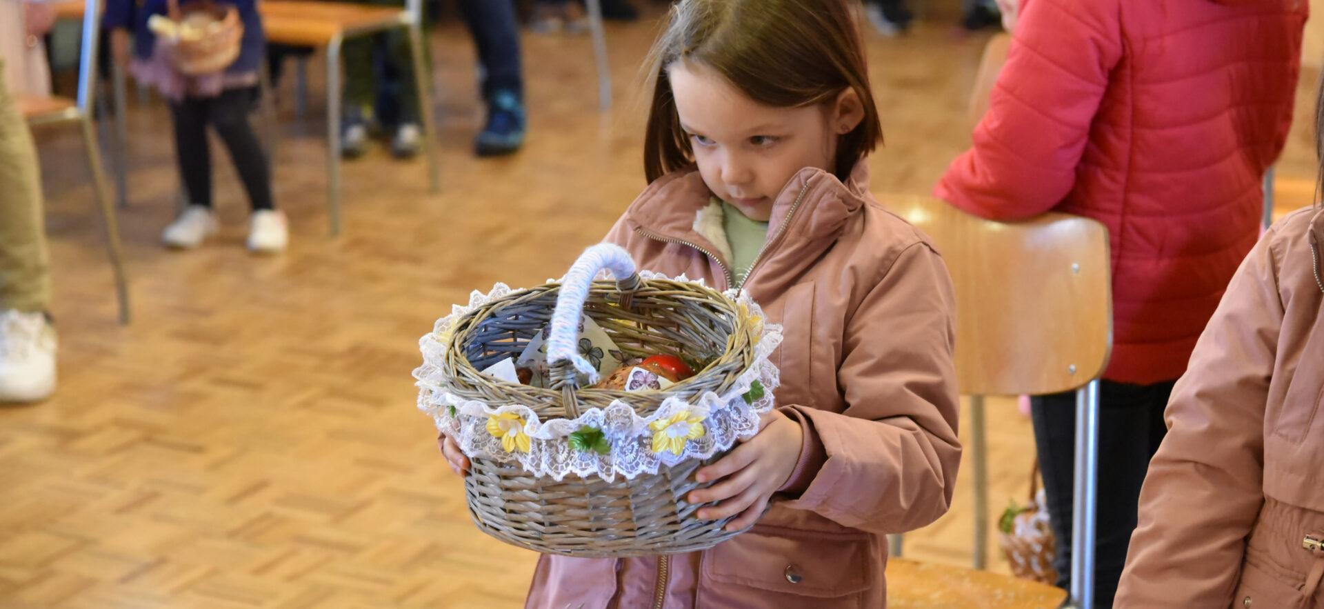 De nombreux enfants sont venus bénir leurs paniers garnis à la Mission catholique polonaise à Marly, le 8 avril 2023 | © Raphaël Zbinden