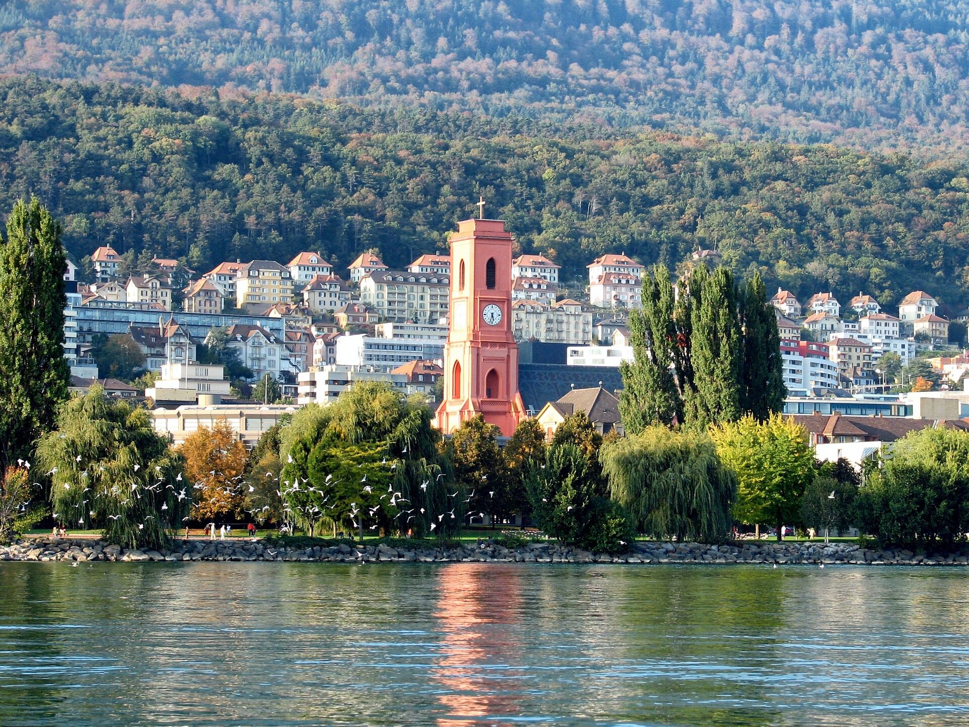 Les Eglises du canton de Neuchâtel veulent montrer à la population le travail social et spirituel qu'elles fournissent | photo: "l'église rouge" à Neuchâtel © David Mark/Pixabay