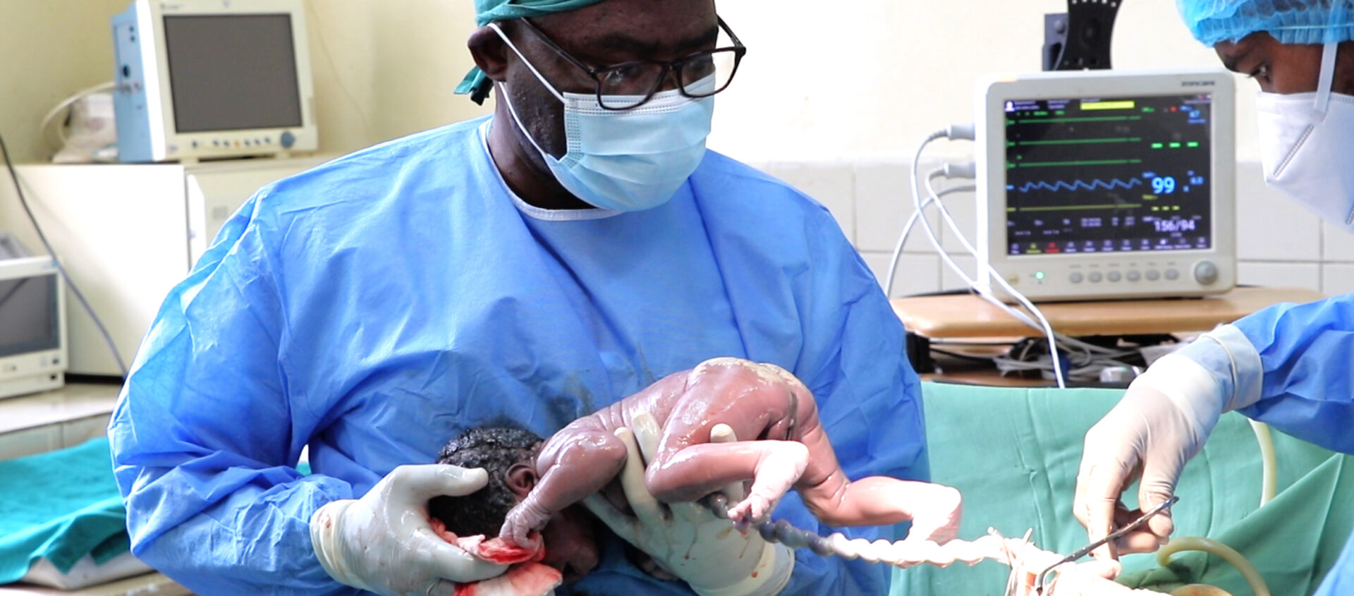 Dr abbé Olivier Tundu Watuta pratique régulièrement des césariennes à l'Hôpital de la Fomulac (Sud-Kivu/RDC) | © José Mittaz