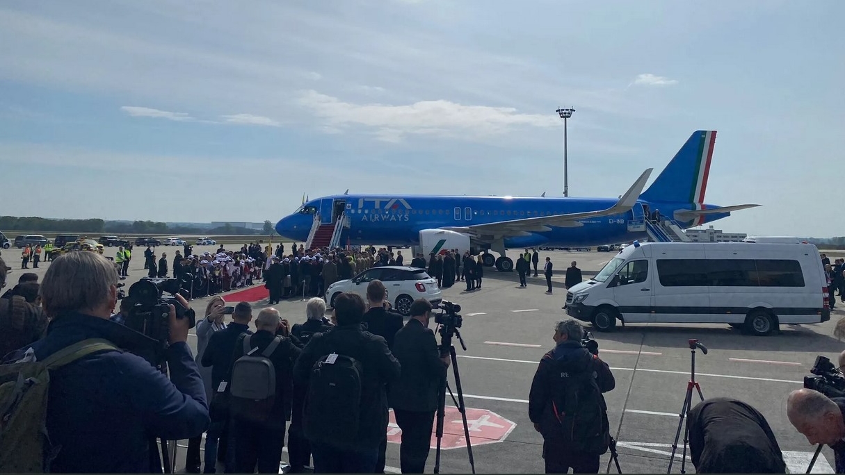 L'avion du pape a atterri en Hongrie | Anna Kurian I.MEDIA