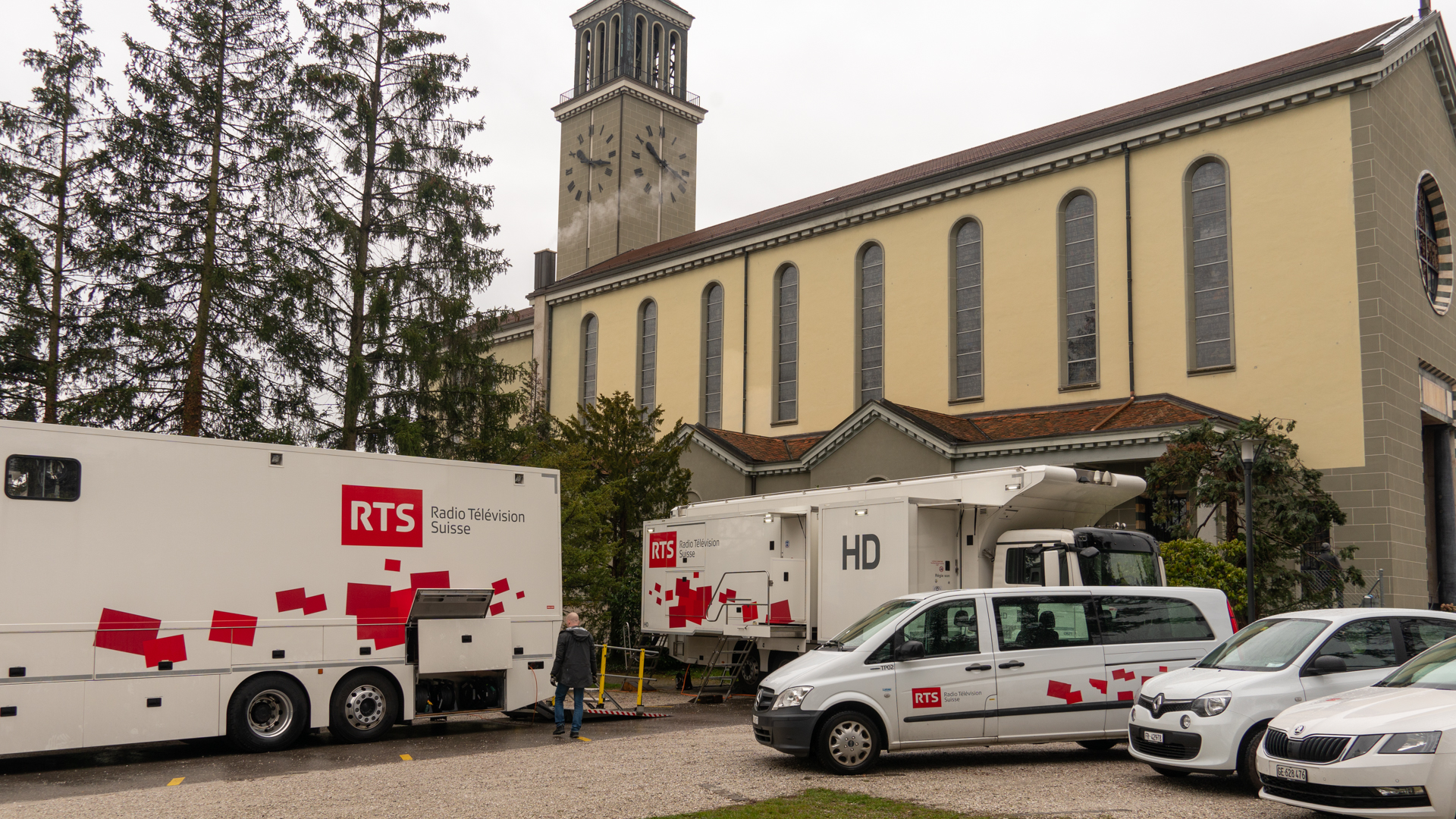 Les cars de la RTS occupent le parking de l'église St-Pierre, à Fribourg | © Maurice Page