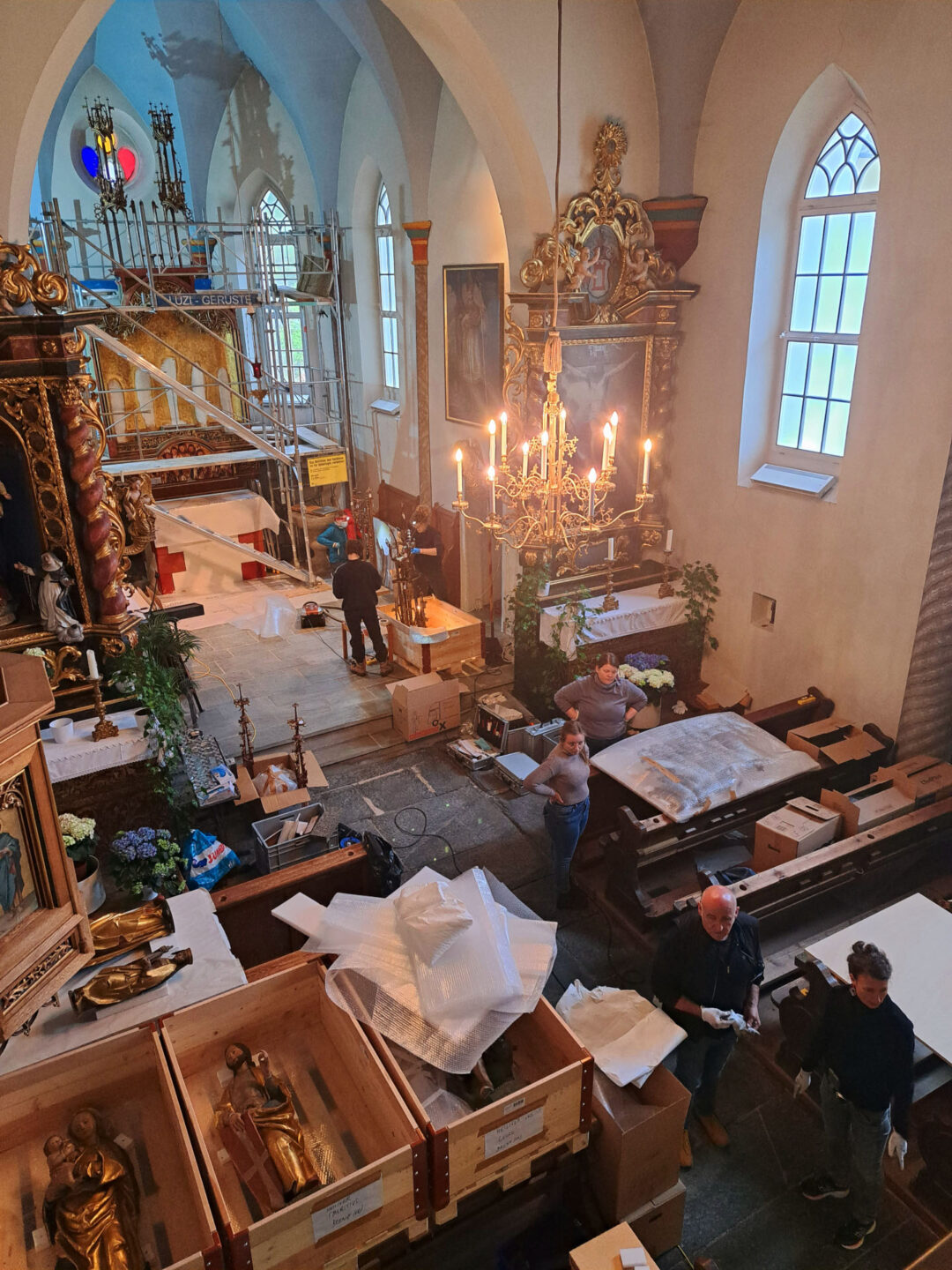 L'évacuation de l'église est en cours et demande un travail très délicat pour préparer le mobilier liturgique et les œuvres d'art pour le transport | DR