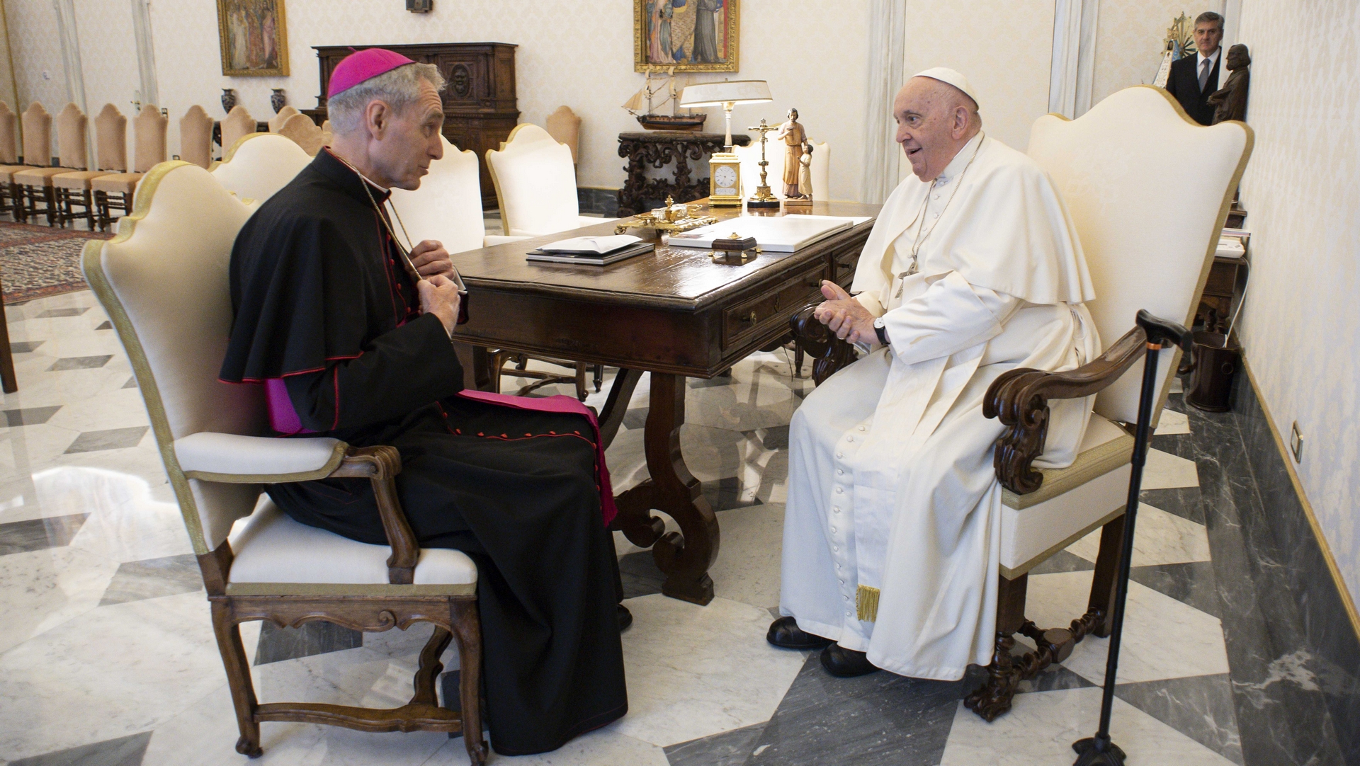 Mgr Georg Gänswein en discussion avec le pape François | © Vatican Media 