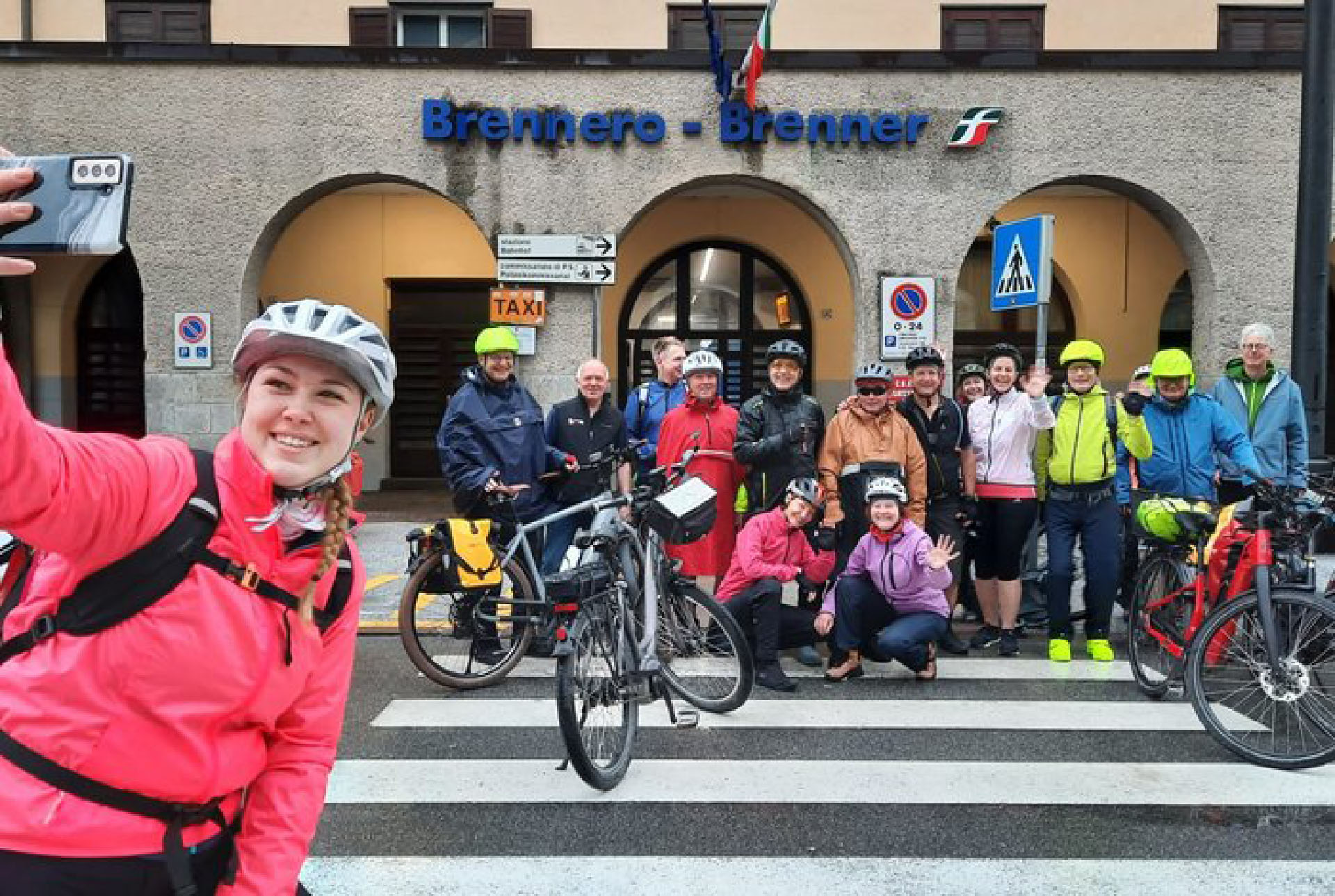 Le groupe de cyclistes, et les accompagnateurs, fait une photo souvenir à Brennero, une étapes de leur périple de 700 km à vélo | DR