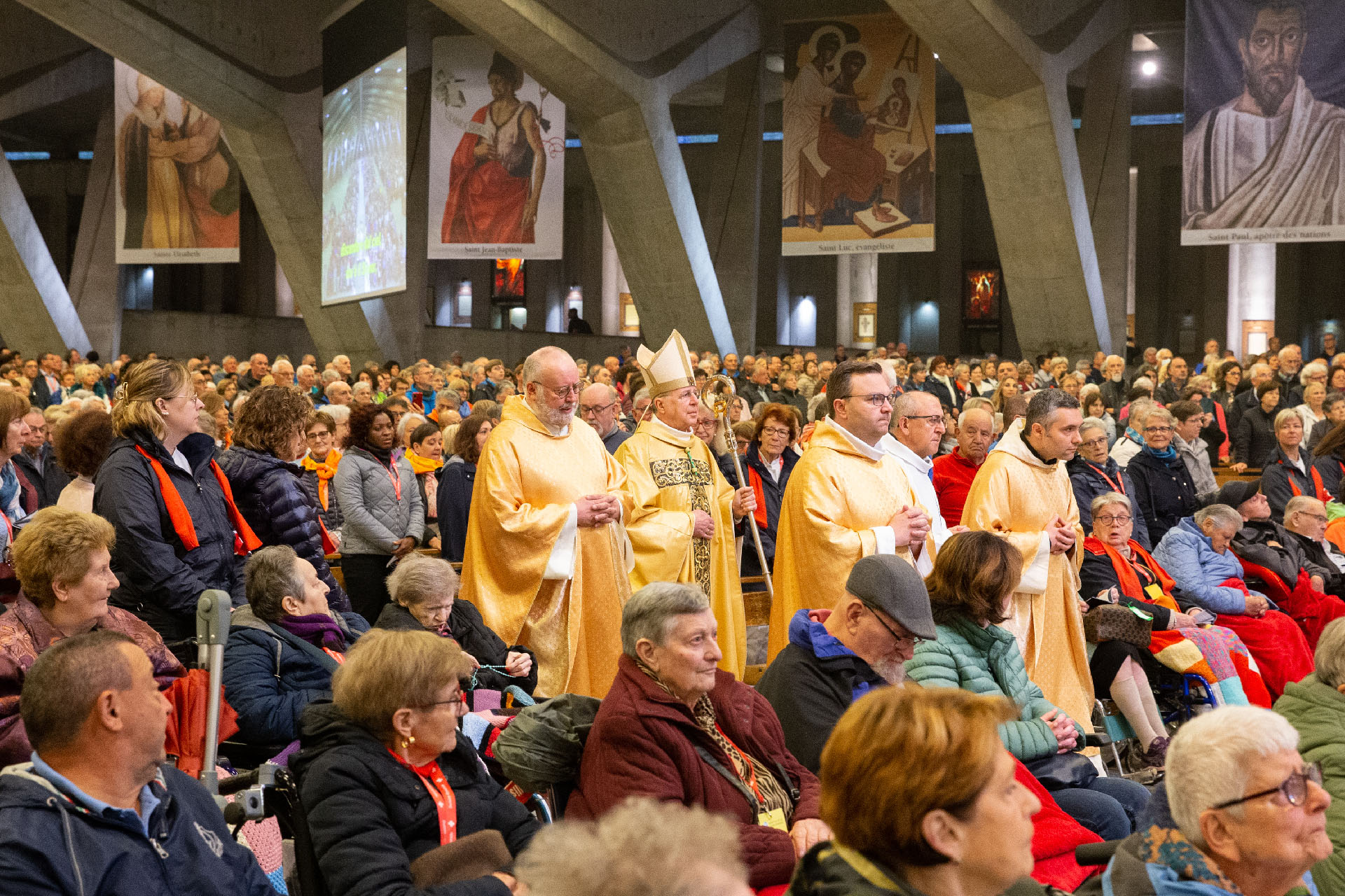 Mgr Jean Scarcella, Père-Abbé de St-Maurice, a présidé la messe internationale à la basilique Saint-Pie X | © Jean-Claude Gadmer