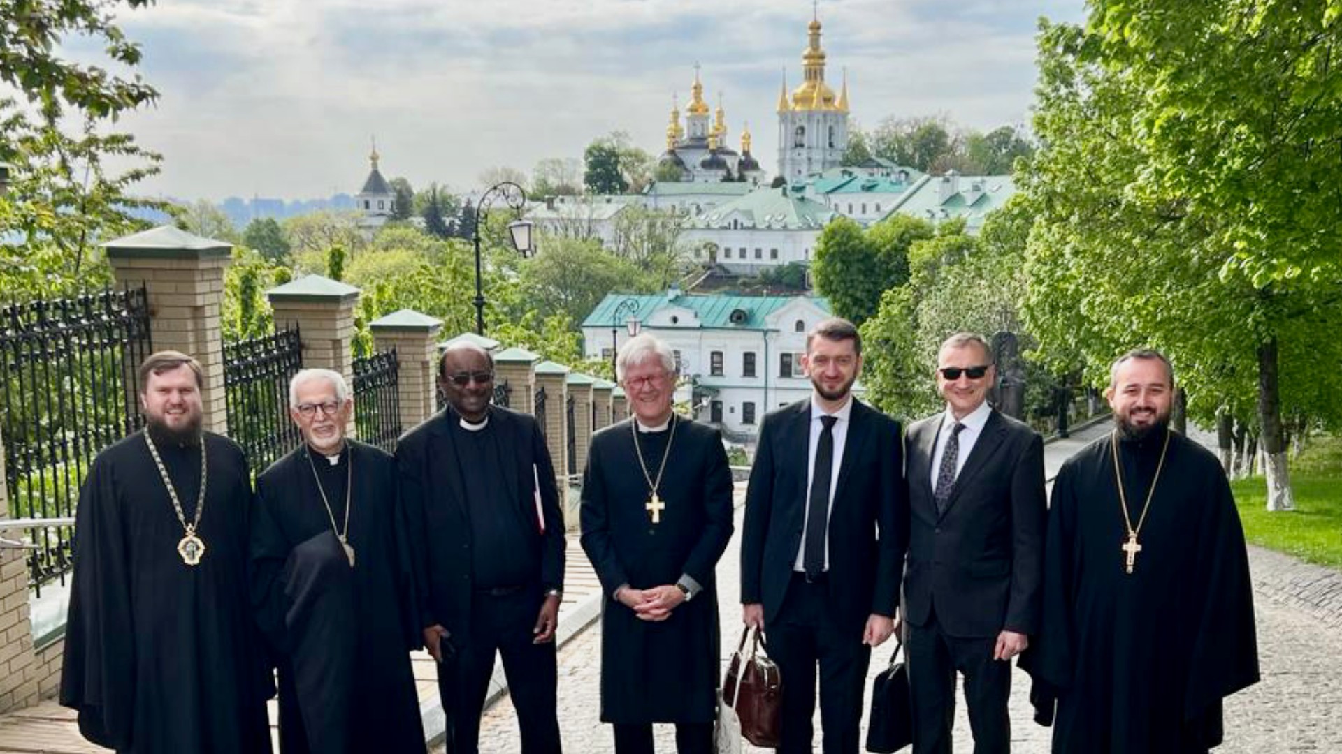 La délégation du COE devant la Laure de Kiev | © COE