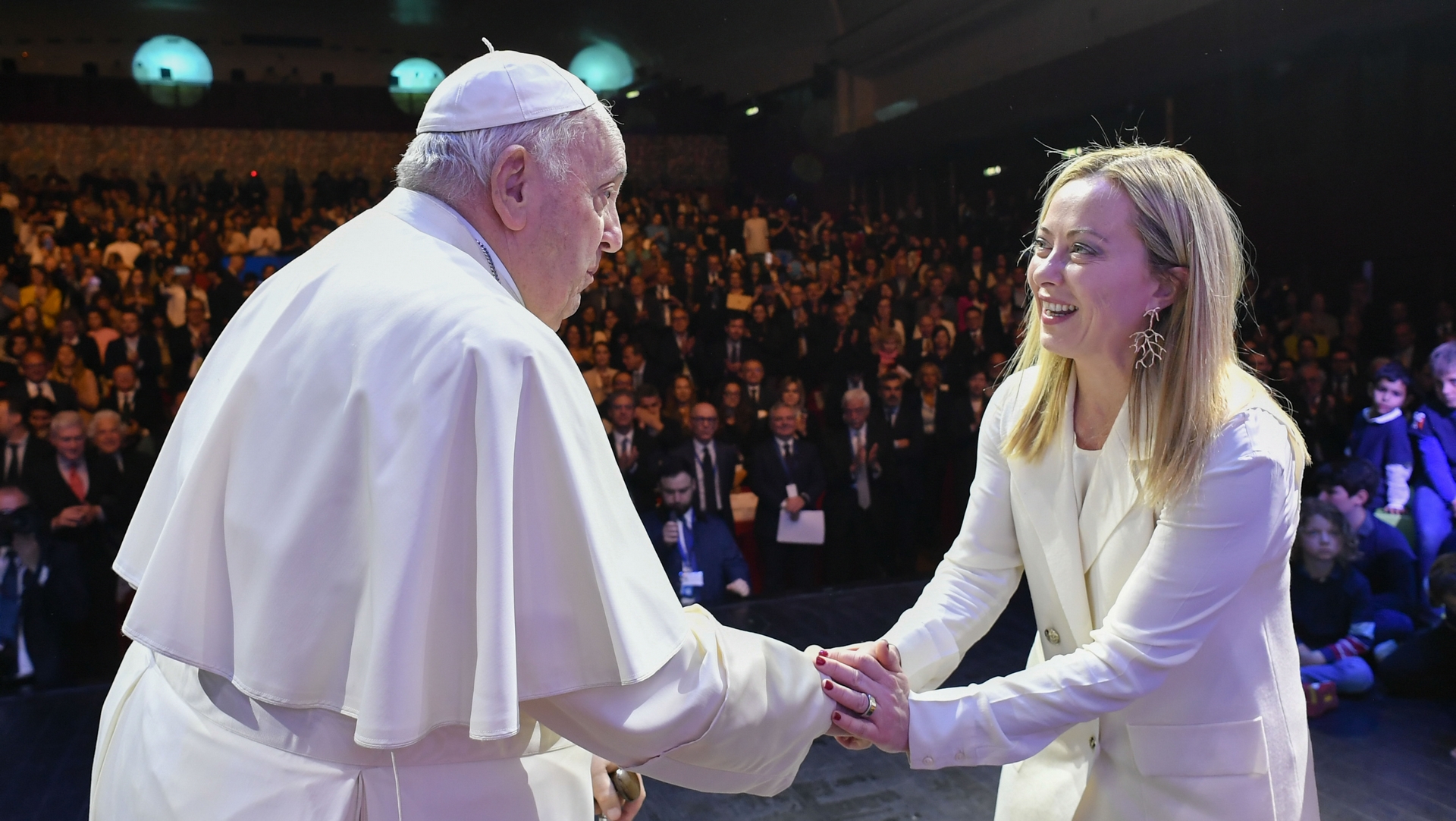 La présidente du Conseil italien, Giorgia Meloni, salue le pape François | © Vatican Media  