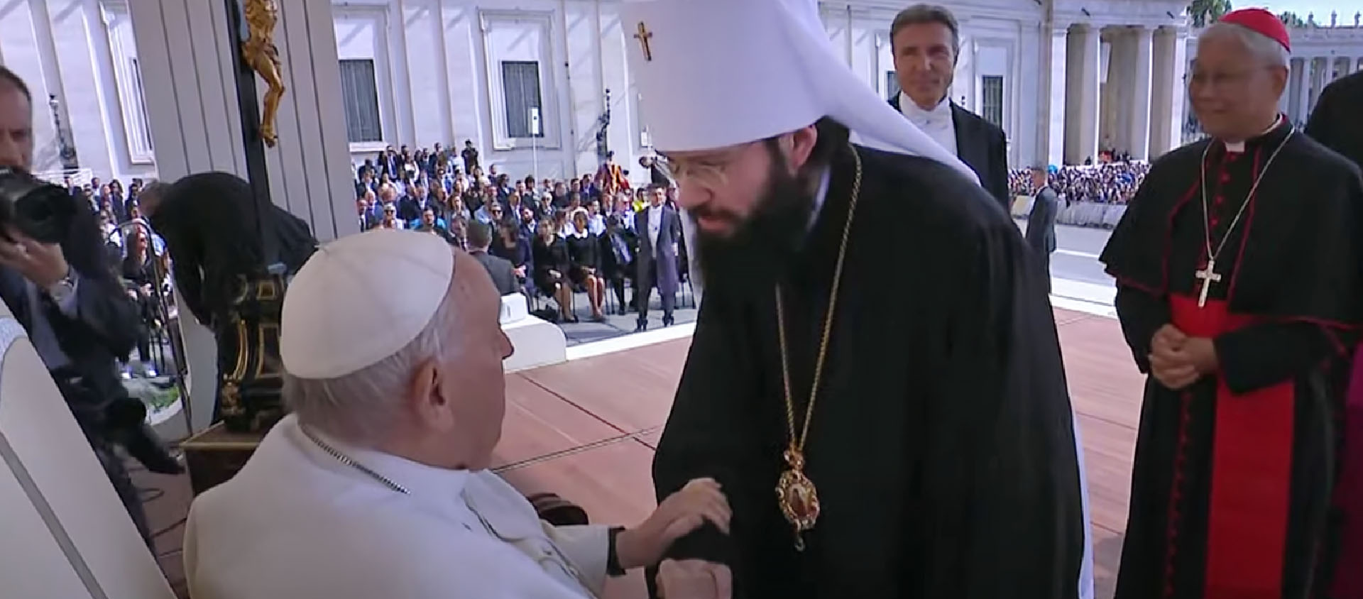 Les deux hommes se sont serrés longuement la main et leur échange a duré une minute – ce qui est rare | © Vatican News/Capture-écran