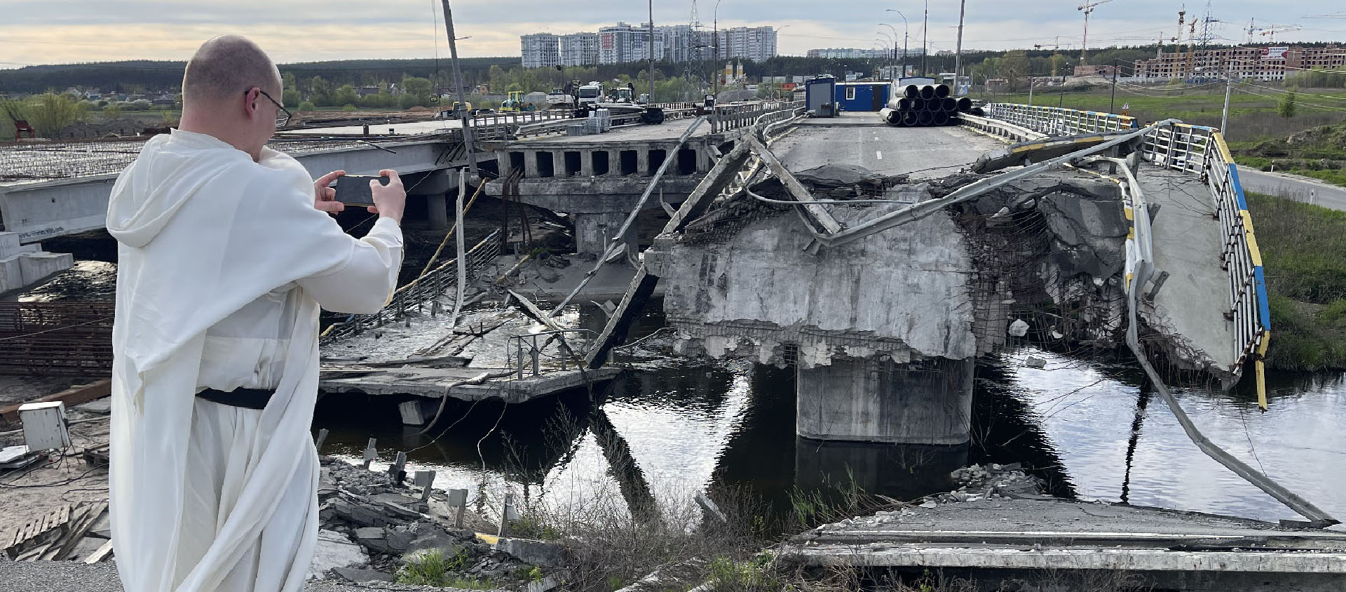 Irpin. Le frère Jaroslaw Kraviec photographie le pont détruit au début de la guerre | DR