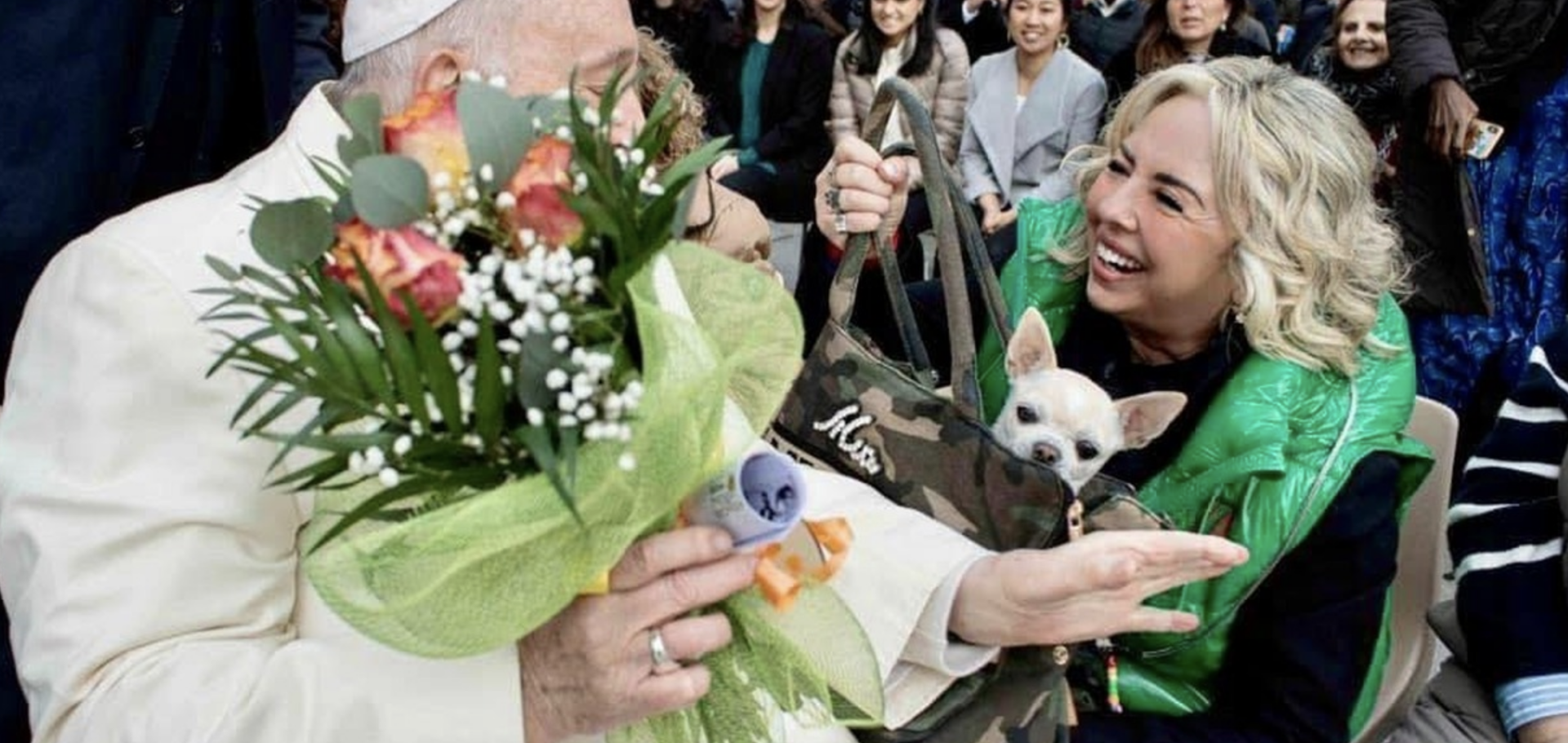 Simona Roseti était venue le 4 avril 2023 avec sa chienne 'Mialma' pour rencontrer le pape François | © Vatican Media/Facebook 