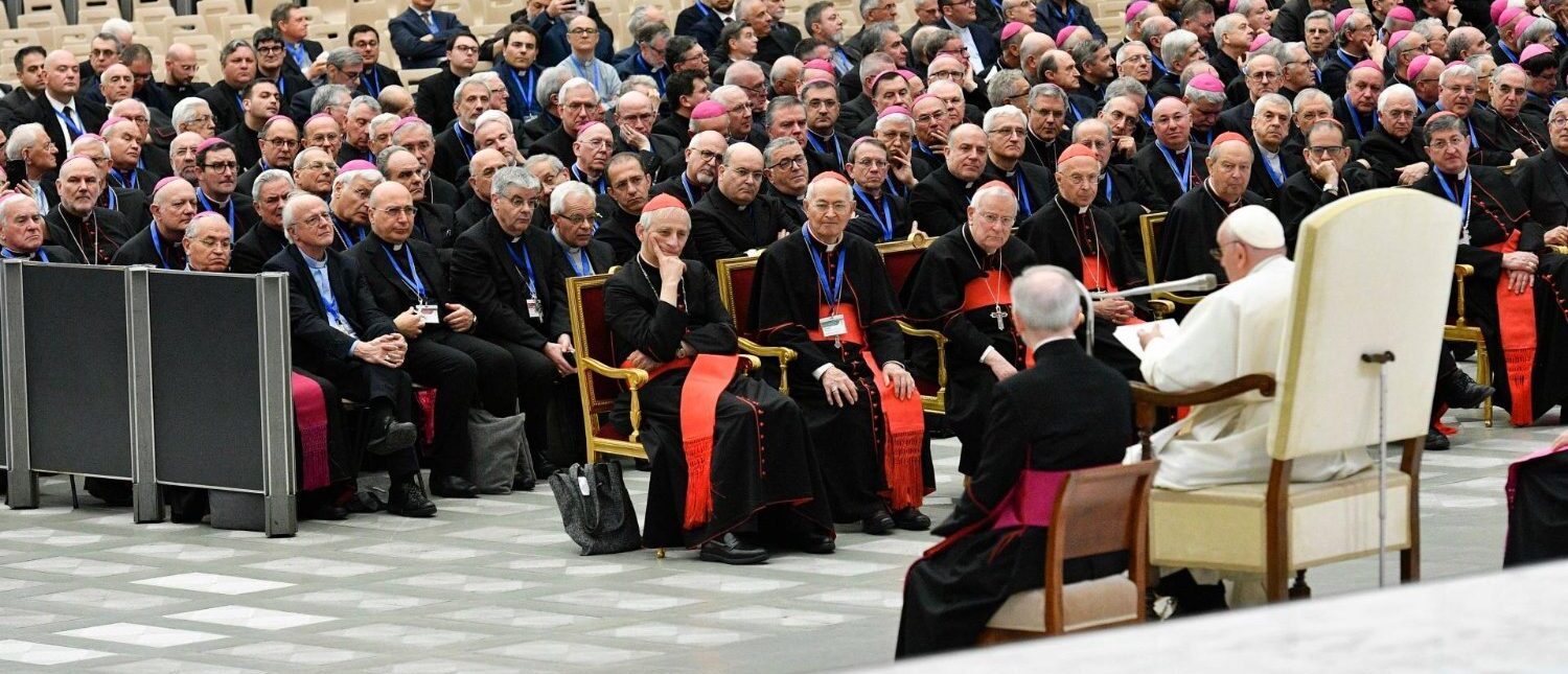 Le pape François devant les membres de l'Église italienne, dans la salle Paul VI du Vatican le 25 mai 2023 | © Vatican Media