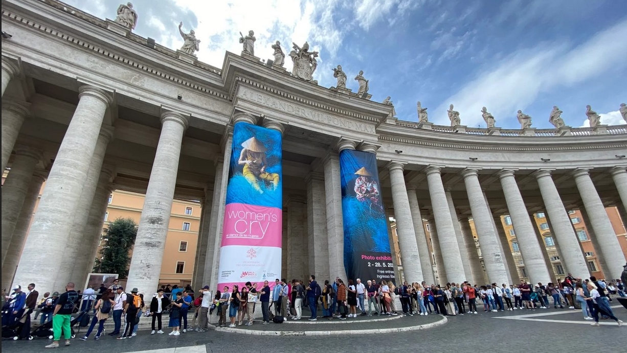 Le "cri des femmes" s'expose sur la colonnade du Bernin à Rome |  DR