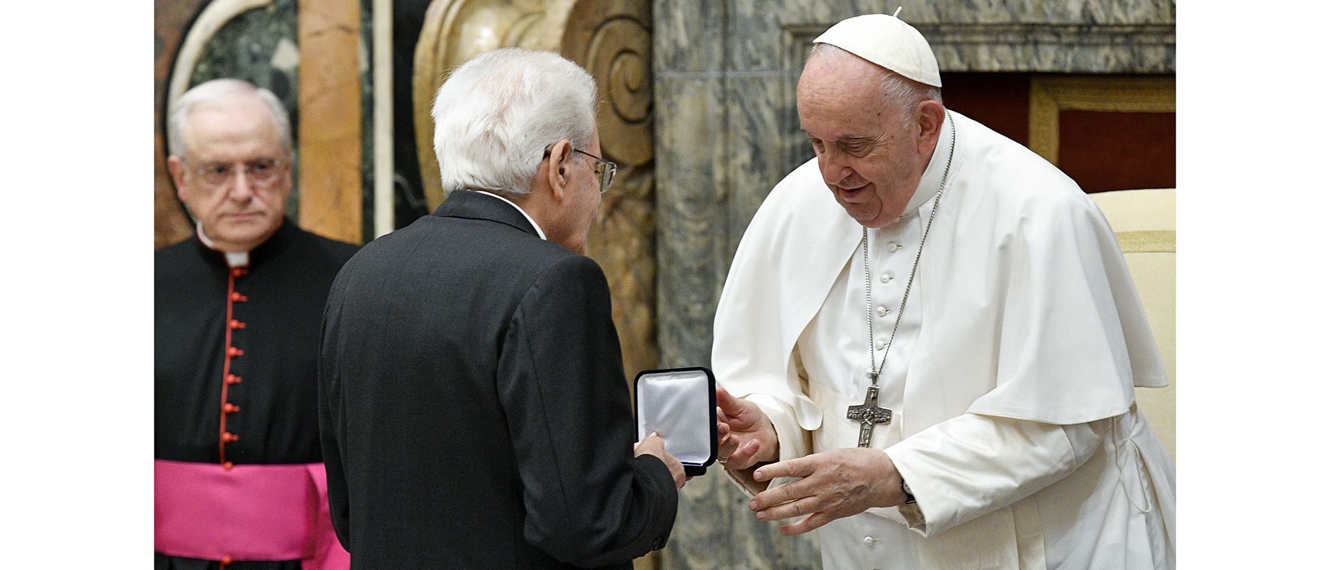 Le pape François remet le Prix Paul VI au président de la République italienne, Sergio Mattarella | © Vatican Media 
