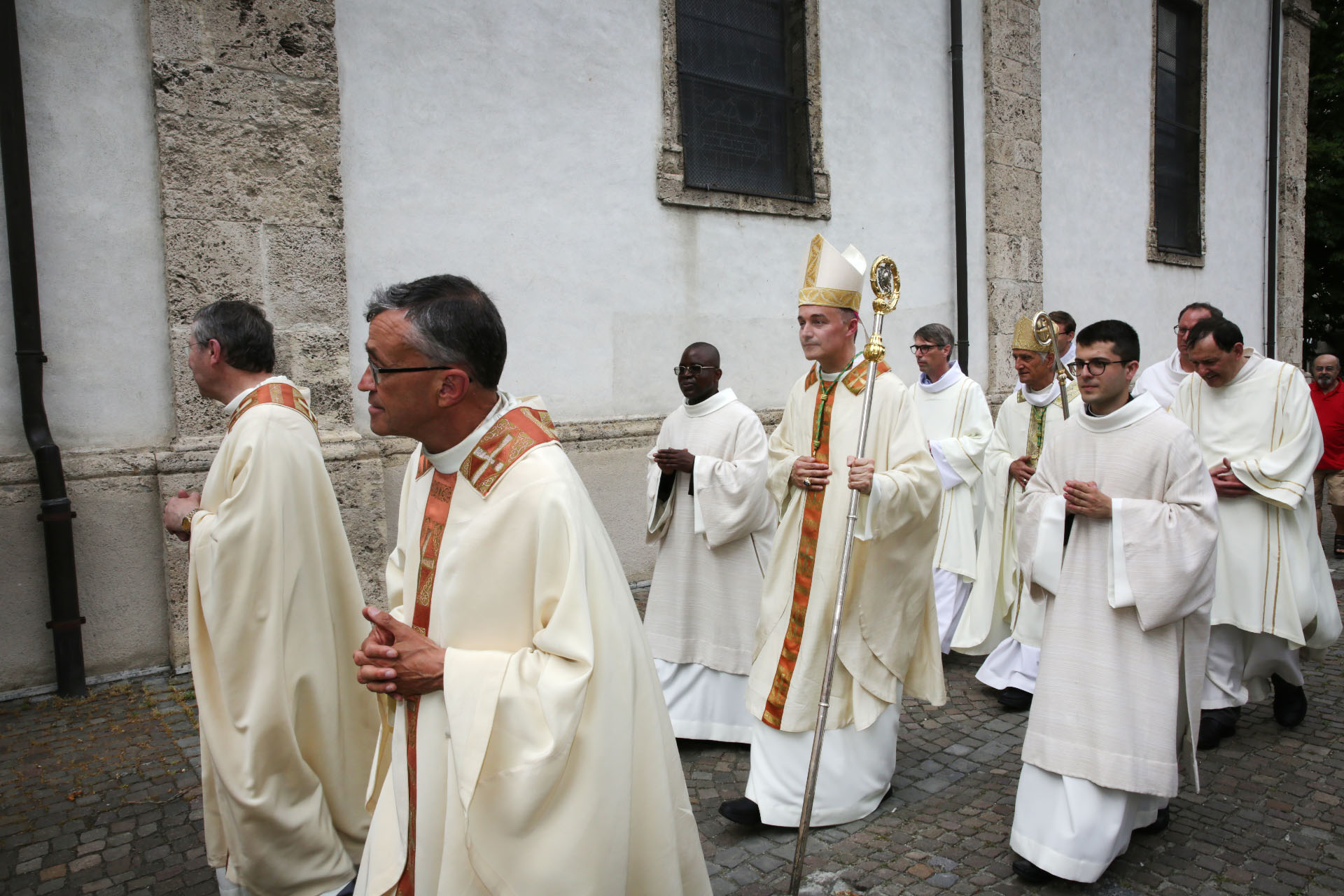 Jean-Pierre Voutaz emmené par la procession à l'issue de la bénédiction abbatiale | © Bernard Hallet