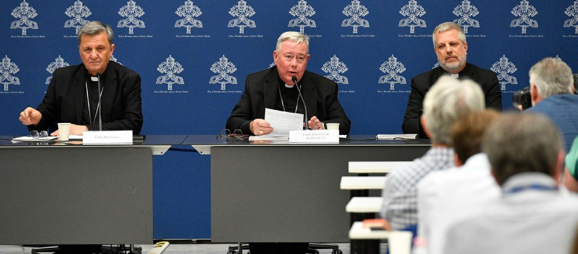 "Nous n'avons pas d'agenda", a expliqué le cardinla JC Hollerich (centre) en conférence de presse | © Vatican Media