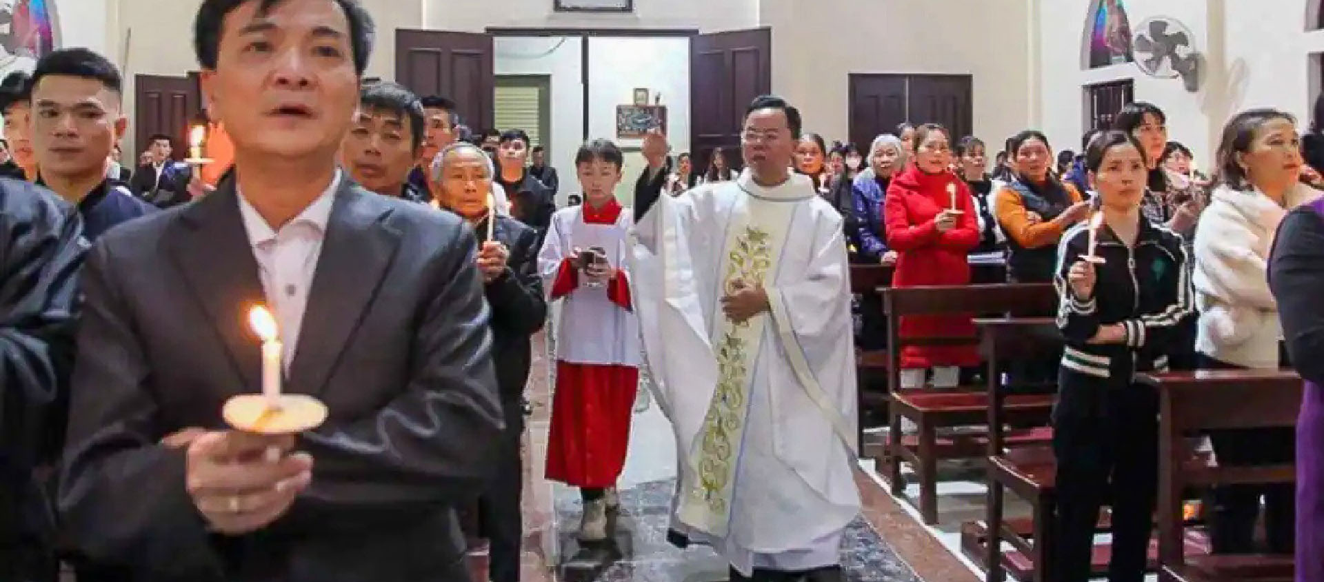 Le père Joseph Nguyen Van Thanh, curé de la paroisse de Son La, durant la Vigile pascale le 8 avril dernier | DR