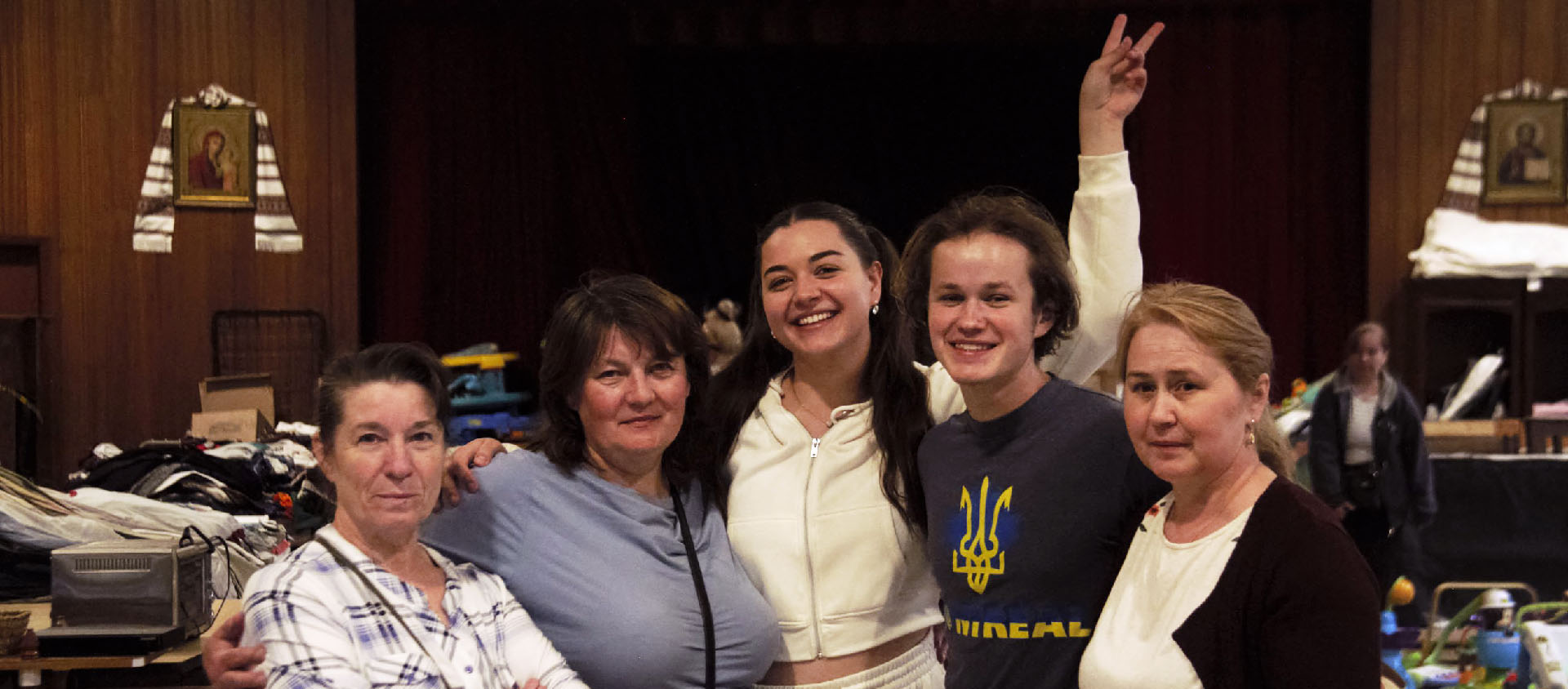 Arsenii (2e dep. la dsroite), sa mère, (2e dep. la gauche) Olena et Elena et uen bénévole | © Alexis Gacon