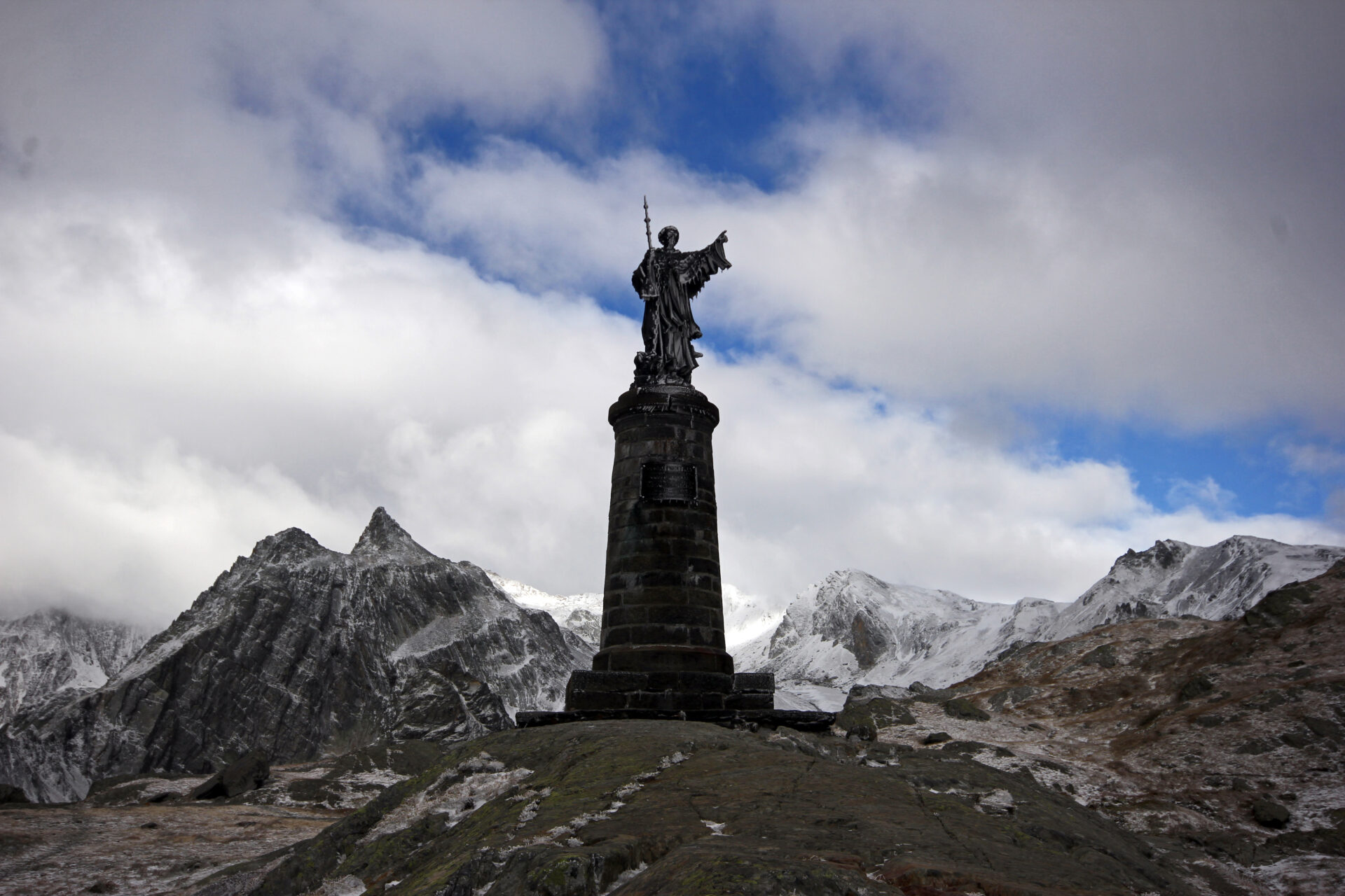 La statue de saint Bernard de Menthon domine le Mont-Joux, sur la frontière italo-suisse | © Nicolas Hug
