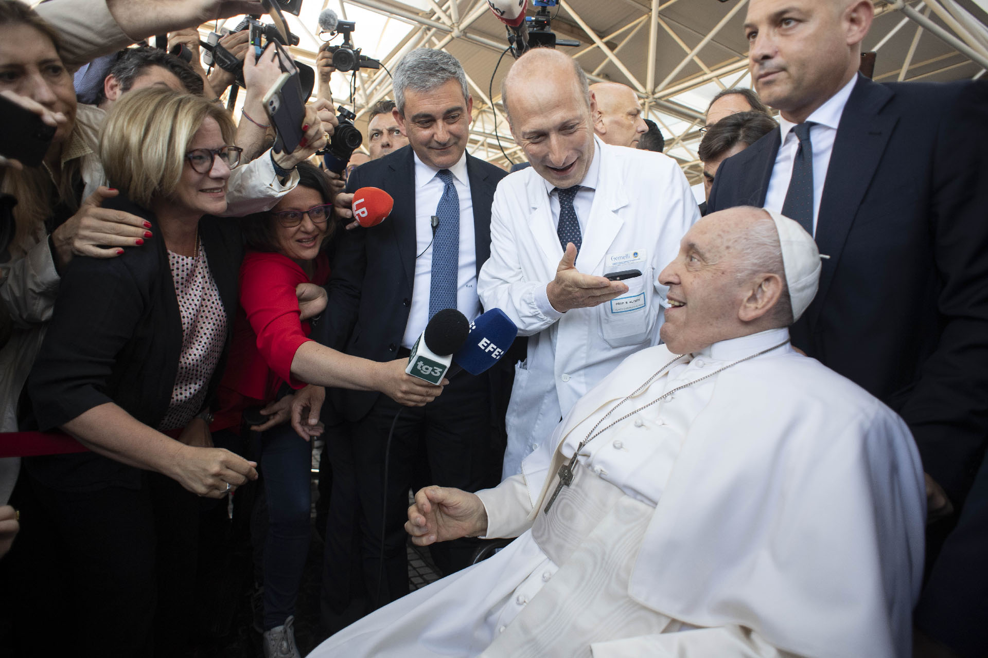"Encore vivant!" a répondu le pape à une journaliste qui lui demandait comment il se sentait à sa sortie d'hôpital le 16 juin dernier | © Vatican Media