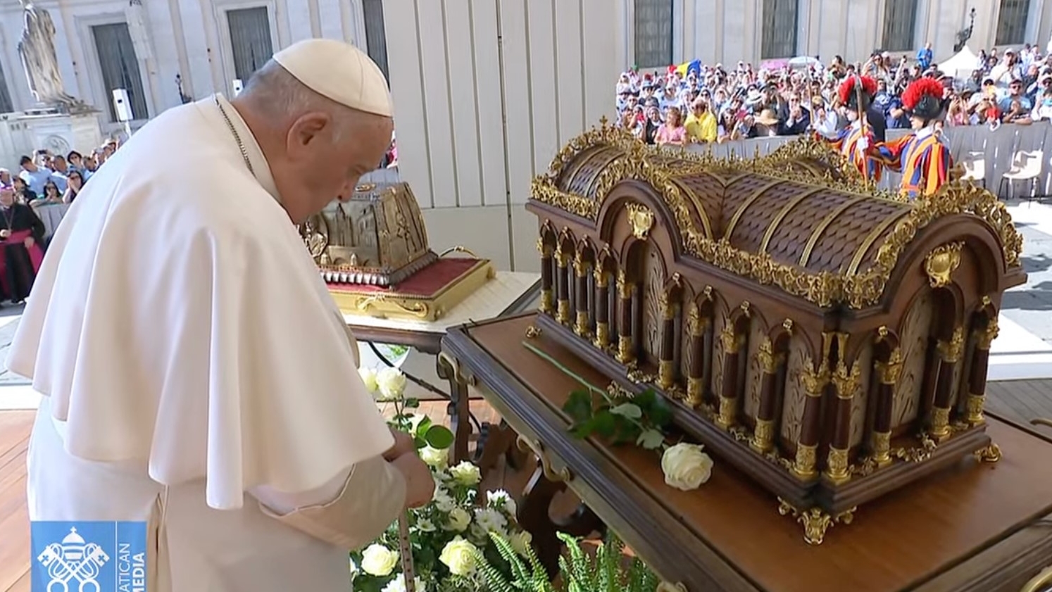 Le pape François se recueille devant les reliques de Thérèse de Lisieux |  capture d'écran Vatican Media 