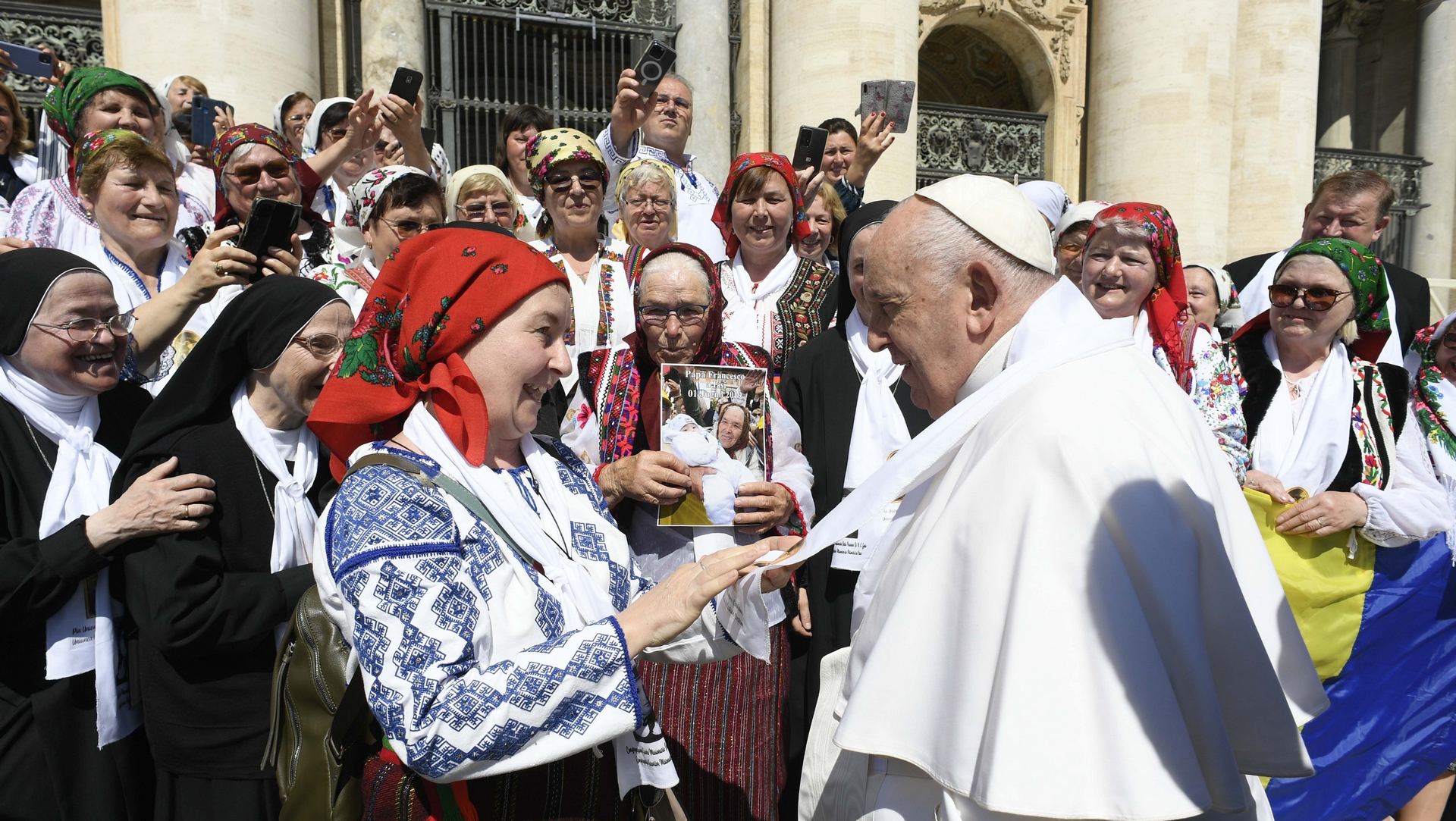 Le pape salue des pèlerines ukrainiennes lors de l'audience générale | © Vatican Media