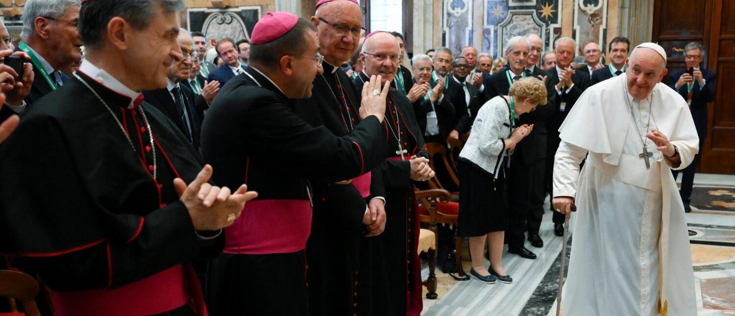 Le pape saluant les membres de la fondation Centesimus Annus, le 5 juin 2023 | © Vatican Media