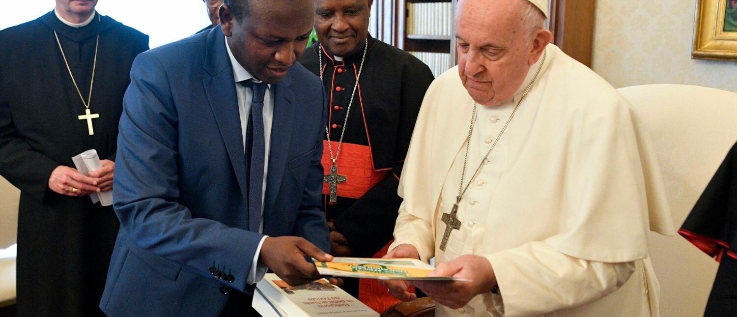 Le pape François a rencontré le 1er juin 2023 la délégation des promoteurs du "Pacte éducatif africain" | © Vatican Media