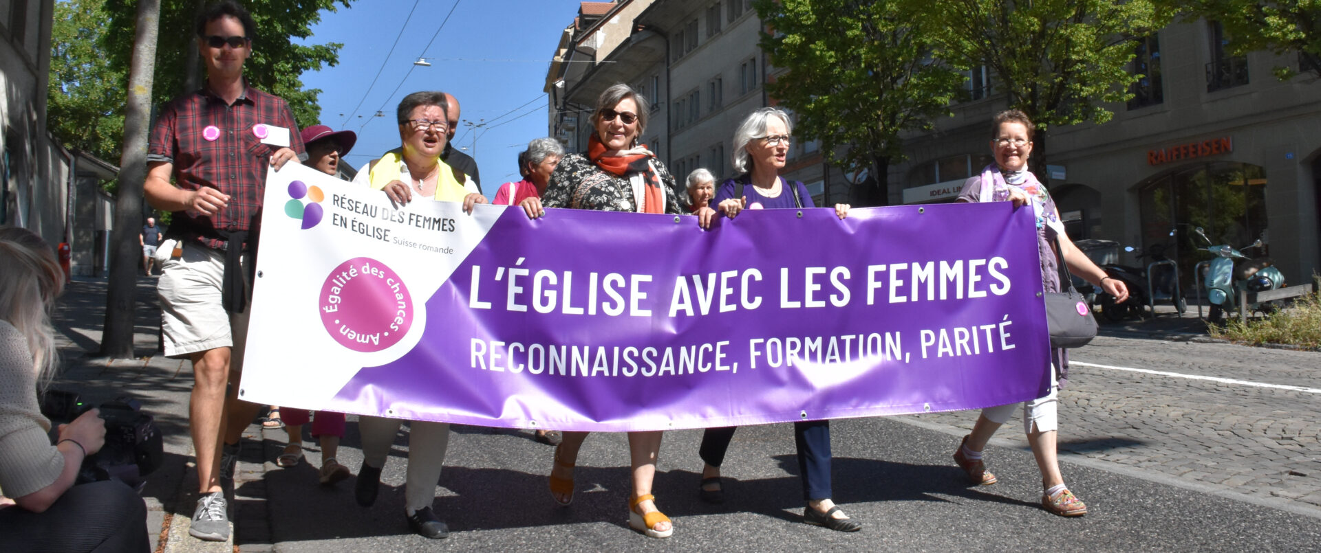 Les participantes et participants de la manifestation du Réseau des femmes en Eglise ont marché dans les rues de Fribourg | © Raphaël Zbinden