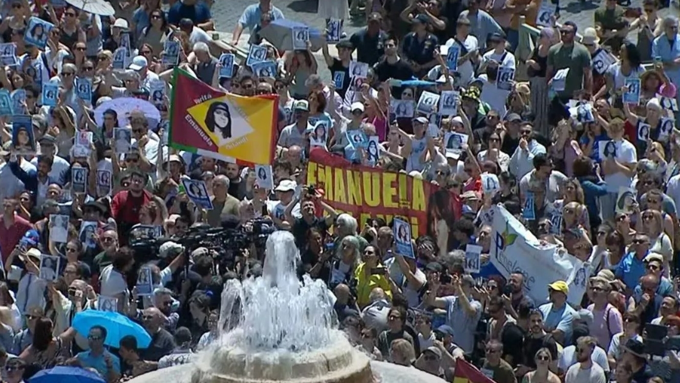 Des proches ont brandi le portrait d'Emanuela Orlandi  sur la place St-Pierre |  © capture d'écran Vatican Media