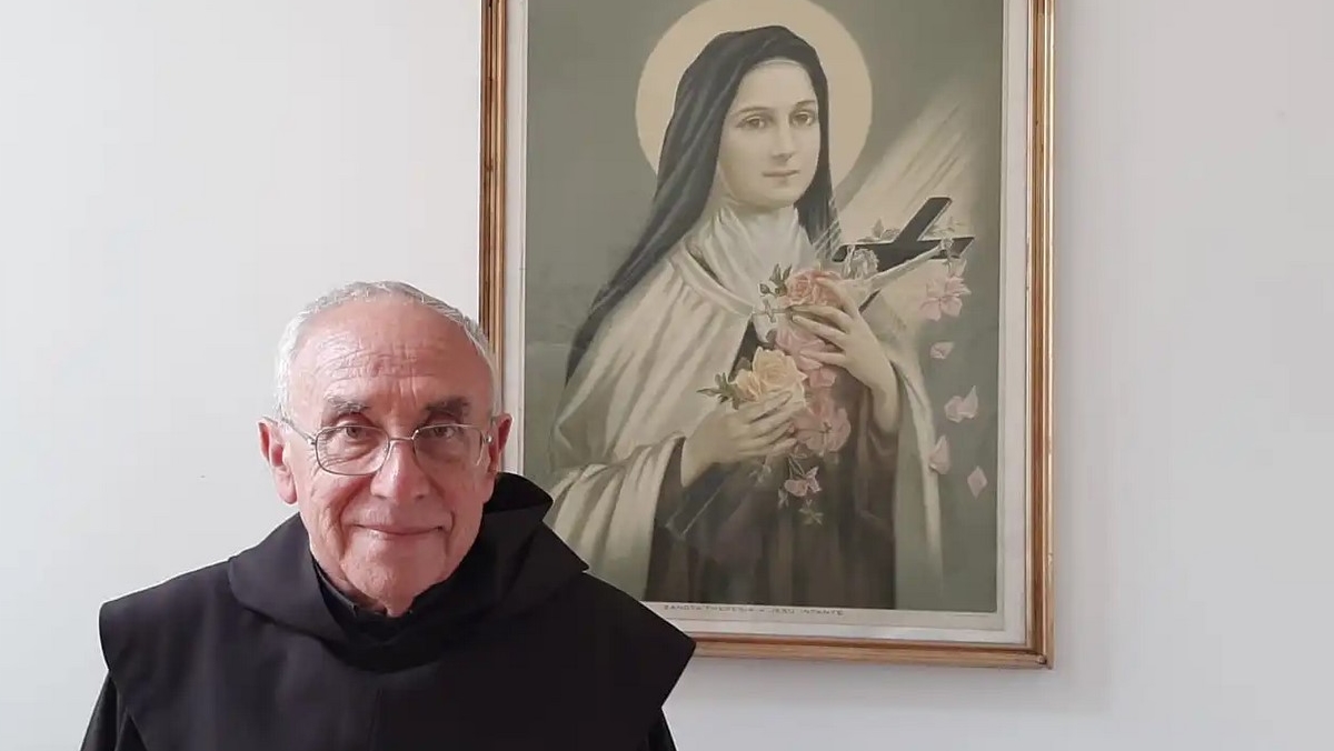 Le Père François-Marie Léthel devant un portrait de sainte Thérèse de l'Enfant Jésus | © Cyprien Viet - I.MEDIA