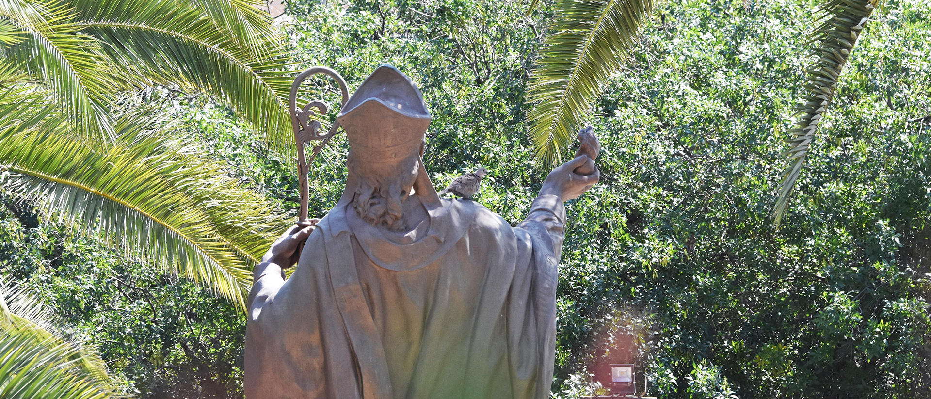 La statue de saint Augustin, devant la basilique éponyme, à Annaba, Algérie | © Grégory Roth
