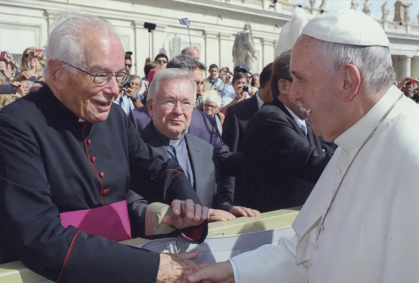 Anton Cadotsch salue le pape François sur la place Saint-Pierre | DR Collection privée