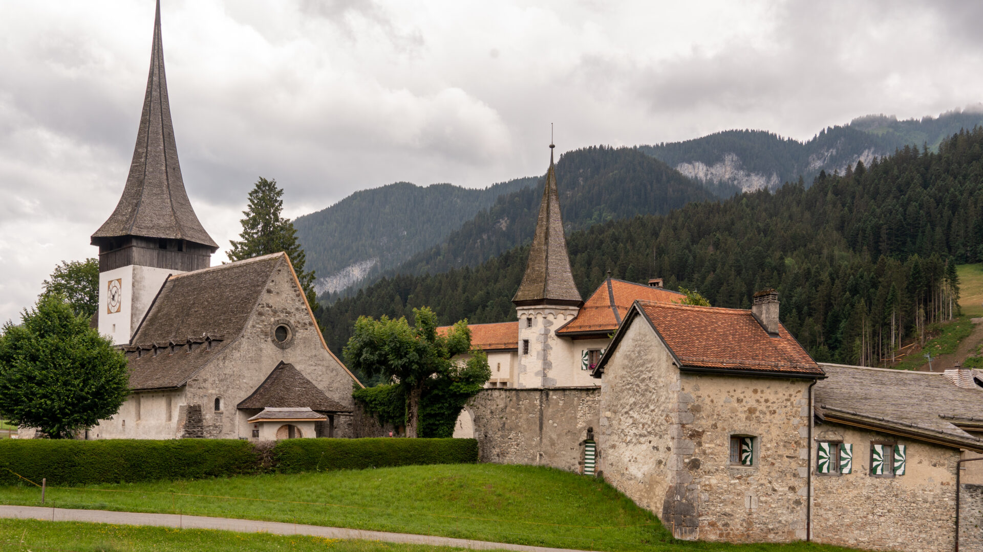 Le prieuré de Rougemont, dans son clos à l'entrée du village | © Maurice Page 