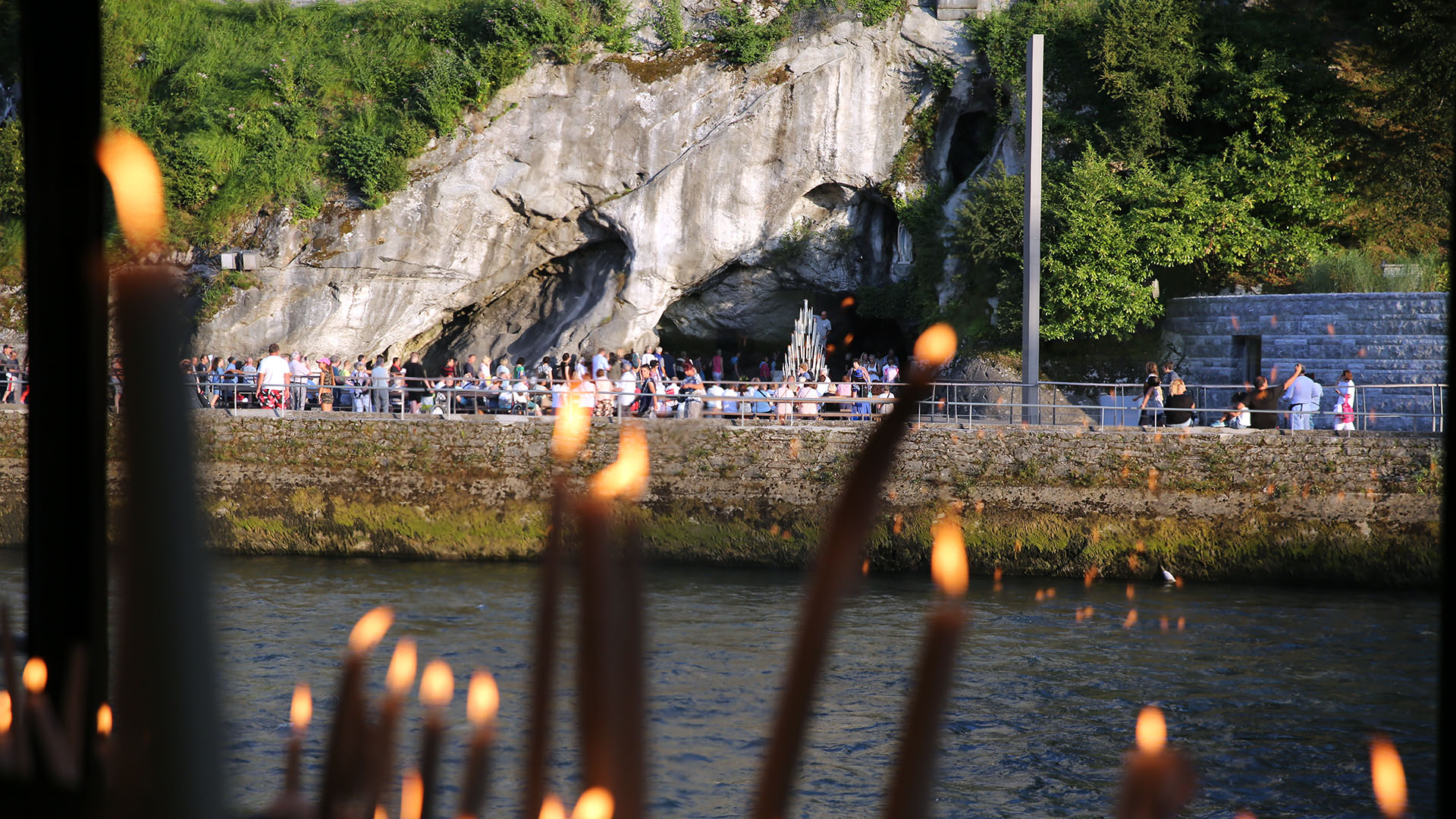 La Grotte est le point focal  du pèlerinage de Lourdes | © Bernard Hallet